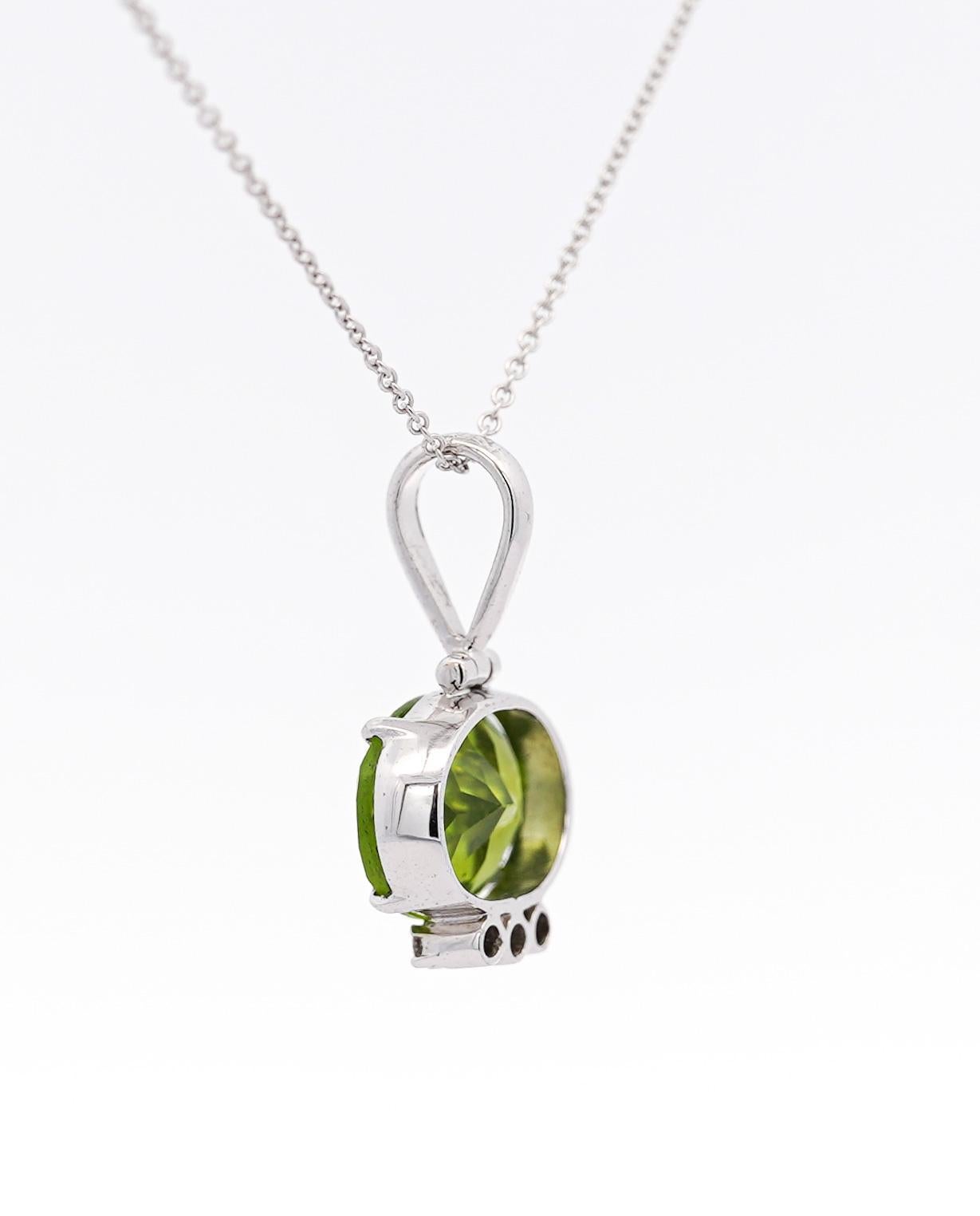 4.09 Carat Peridot Pendant Necklace in 18K White Gold Cable Chain In New Condition For Sale In Miami, FL