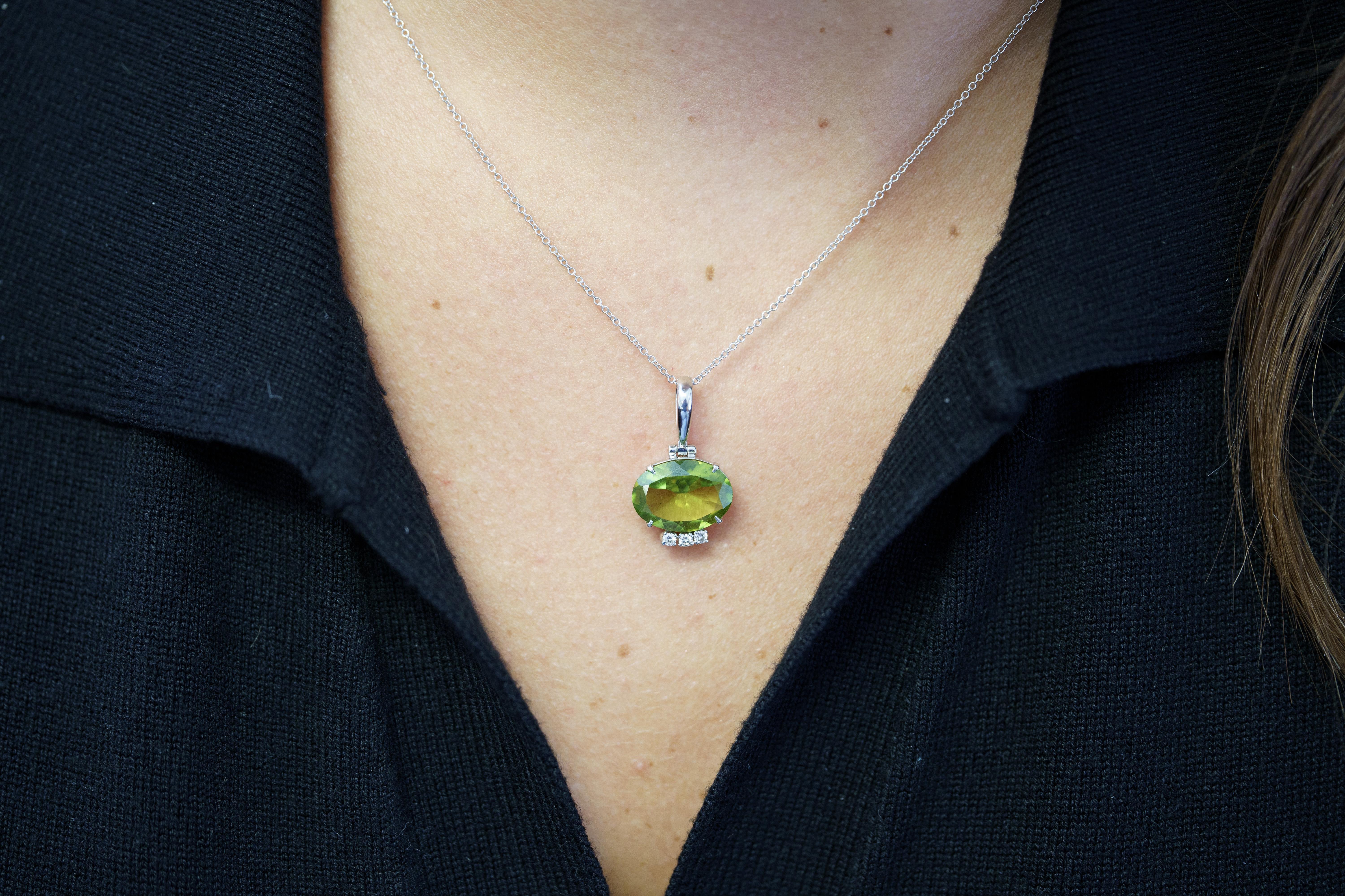 4.09 Carat Peridot Pendant Necklace in 18K White Gold Cable Chain For Sale 1