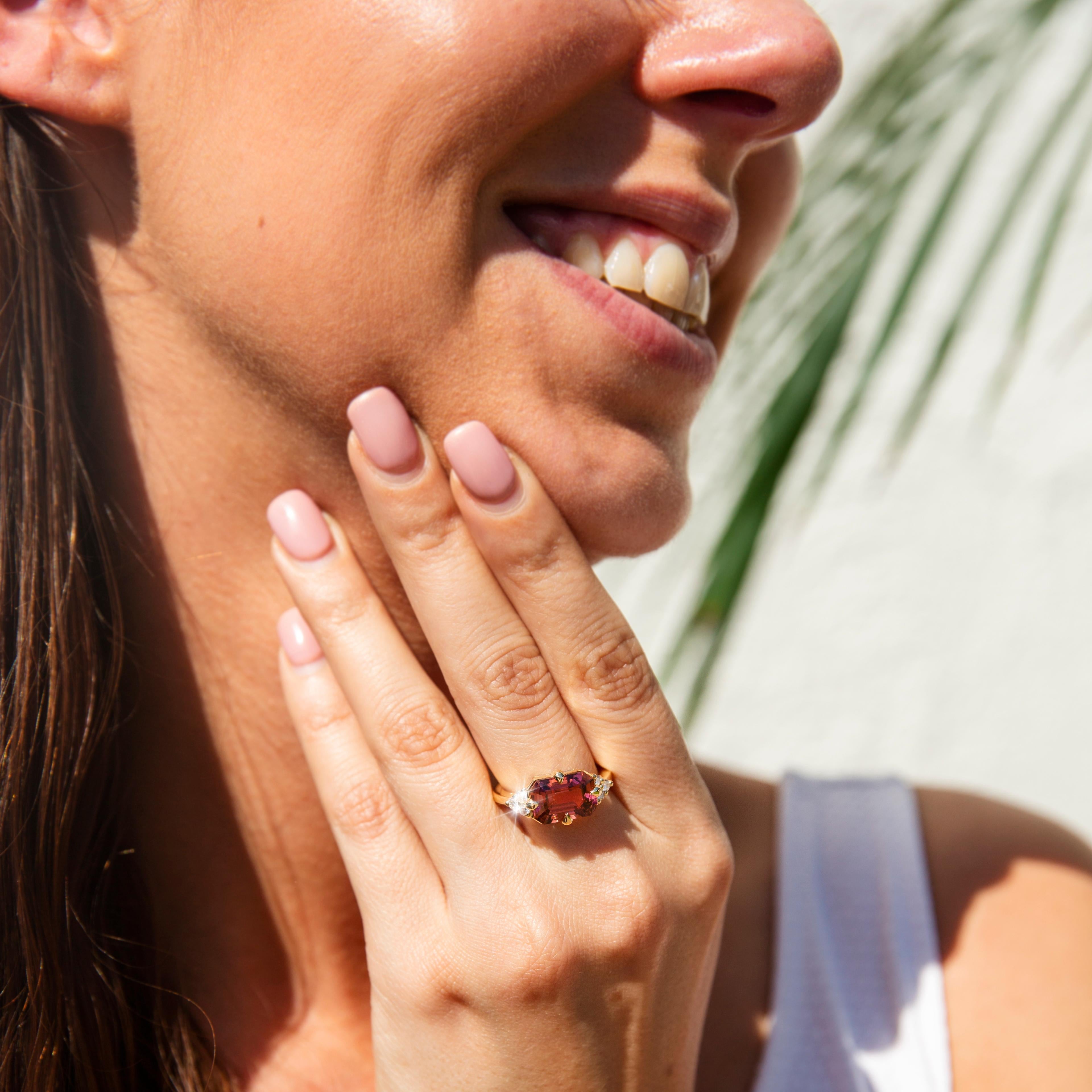 Zeitgenössischer Ring aus 18 Karat Gelbgold mit 4,09 Karat rosa Turmalin und Diamant 3