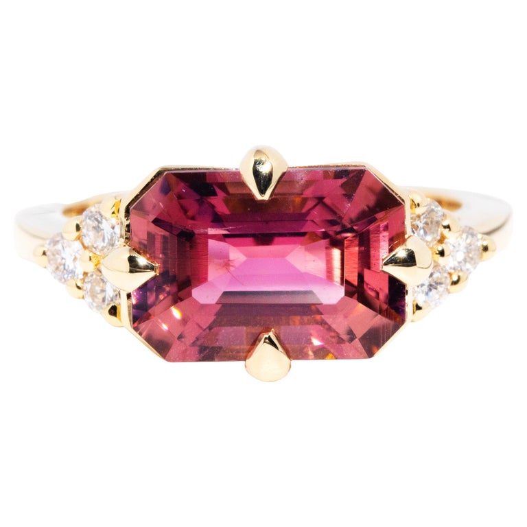 4.09 Carat Pink Tourmaline and Diamond Contemporary 18 Carat Yellow Gold Ring For Sale