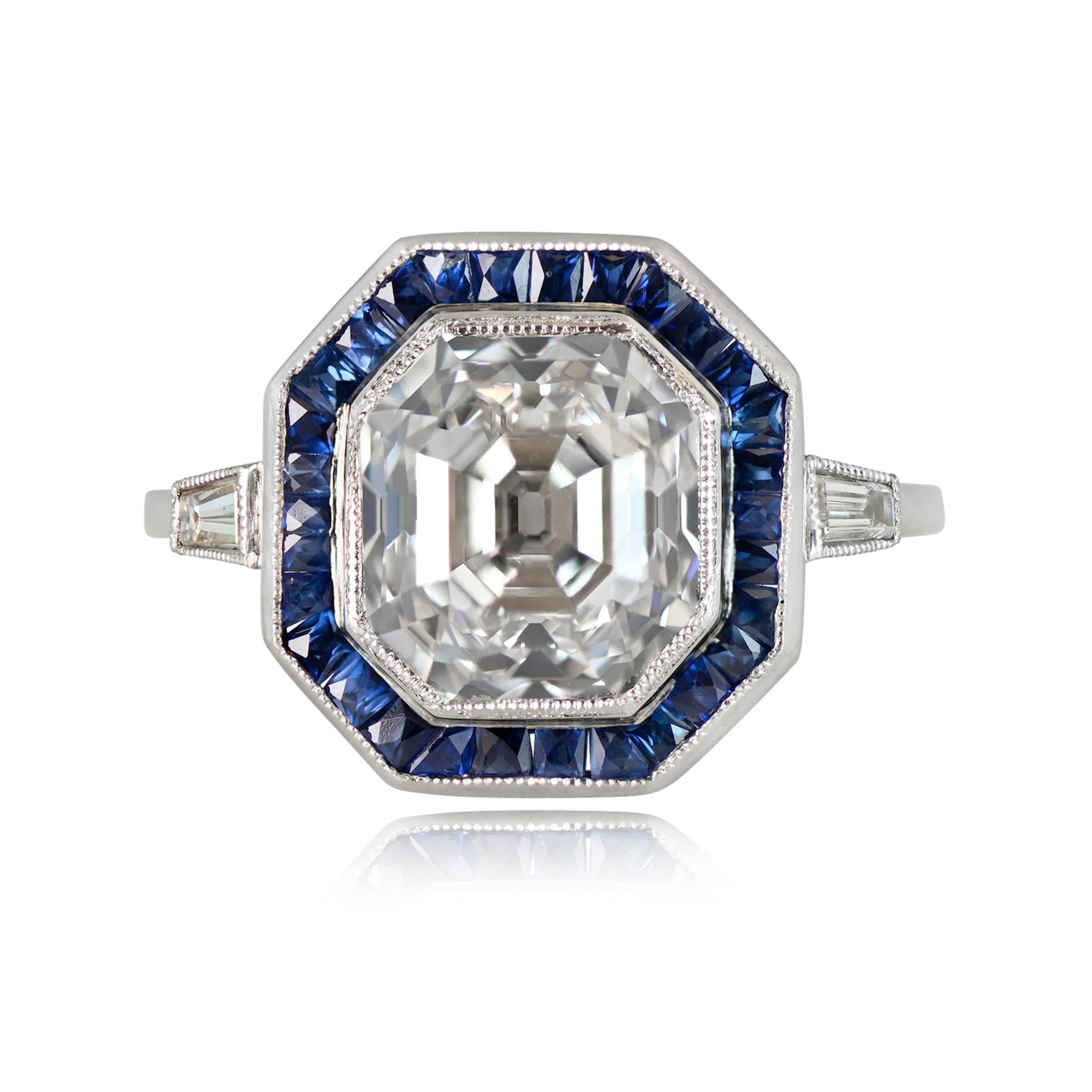 Bague halo exquise en diamant et saphir, mettant en valeur un diamant Asscher antique de 4,09 carats certifié GIA d'une couleur G impeccable et d'une pureté VS1. La rareté d'une telle gemme ancienne est inégalée, ce qui fait de cette pièce un