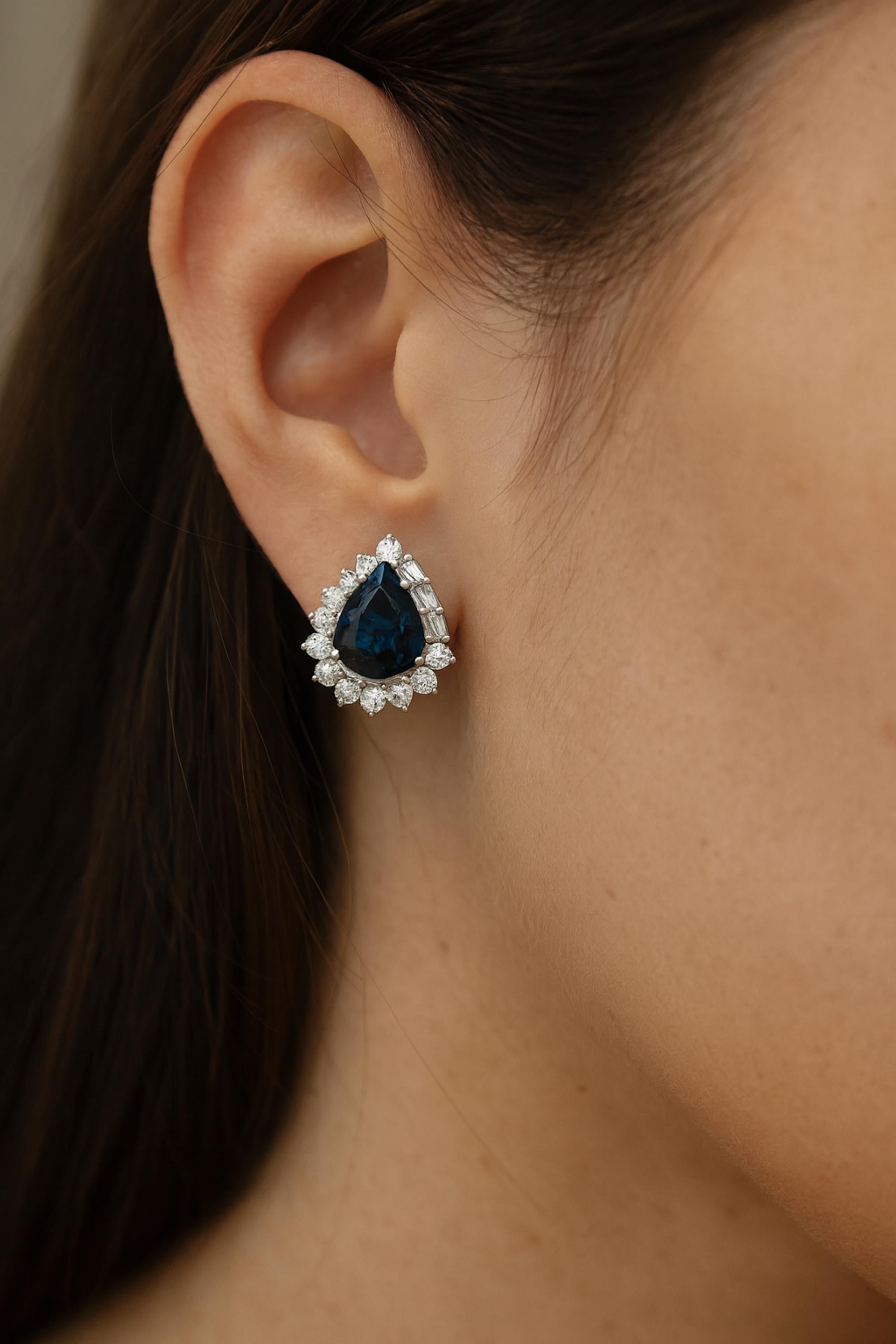 Zafiro Azul de 4,09 TQW con Detalles de Diamantes en Joyería de Oro Blanco de 18k Hecha a Mano
Este par presenta zafiros en forma de pera de color azul noche rodeados de un radiante halo de diamantes talla brillante y baguette, creando un