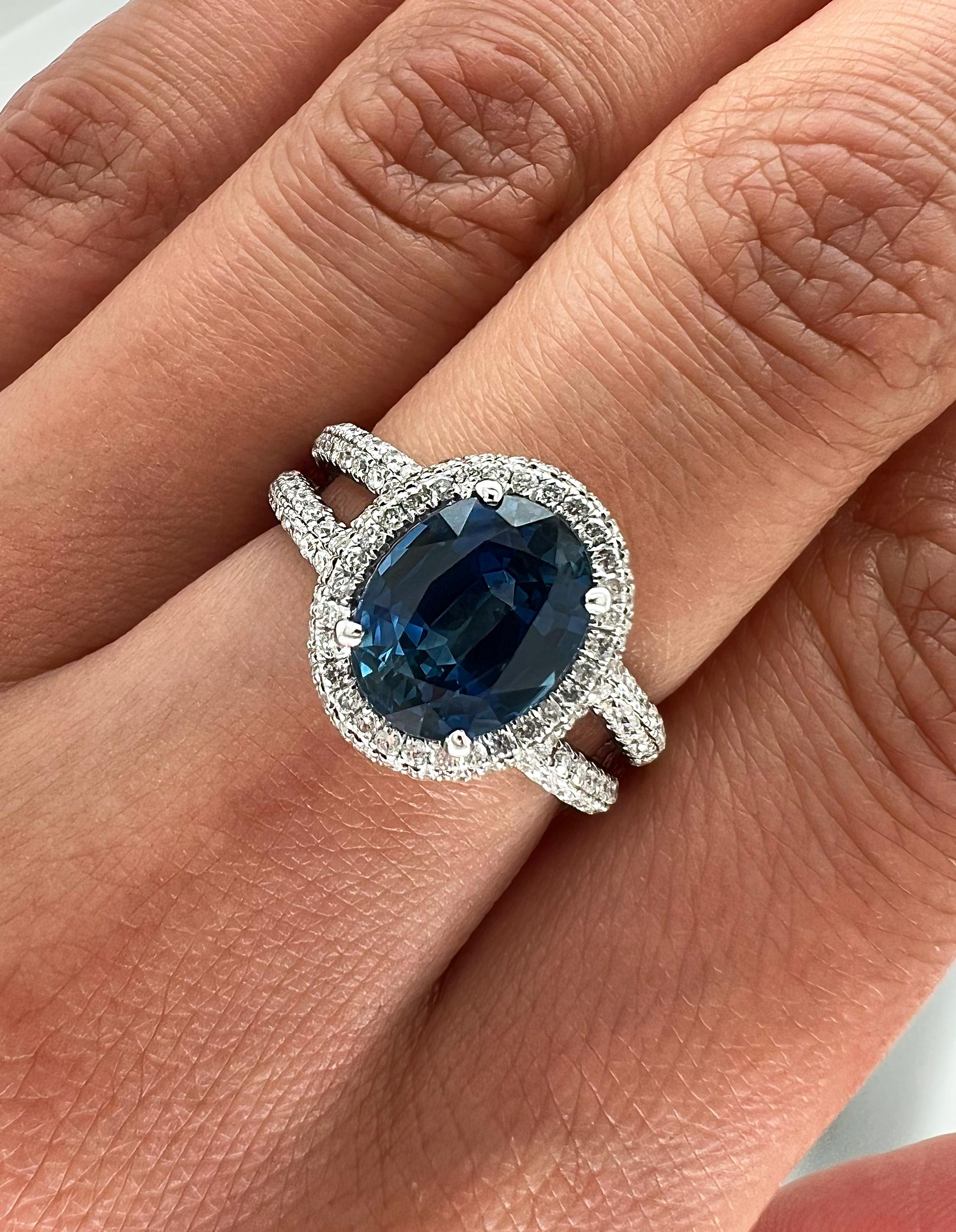 Women's or Men's 4.0 Total carat Sapphire and Diamond Halo Pave-Set Ladies Ring For Sale