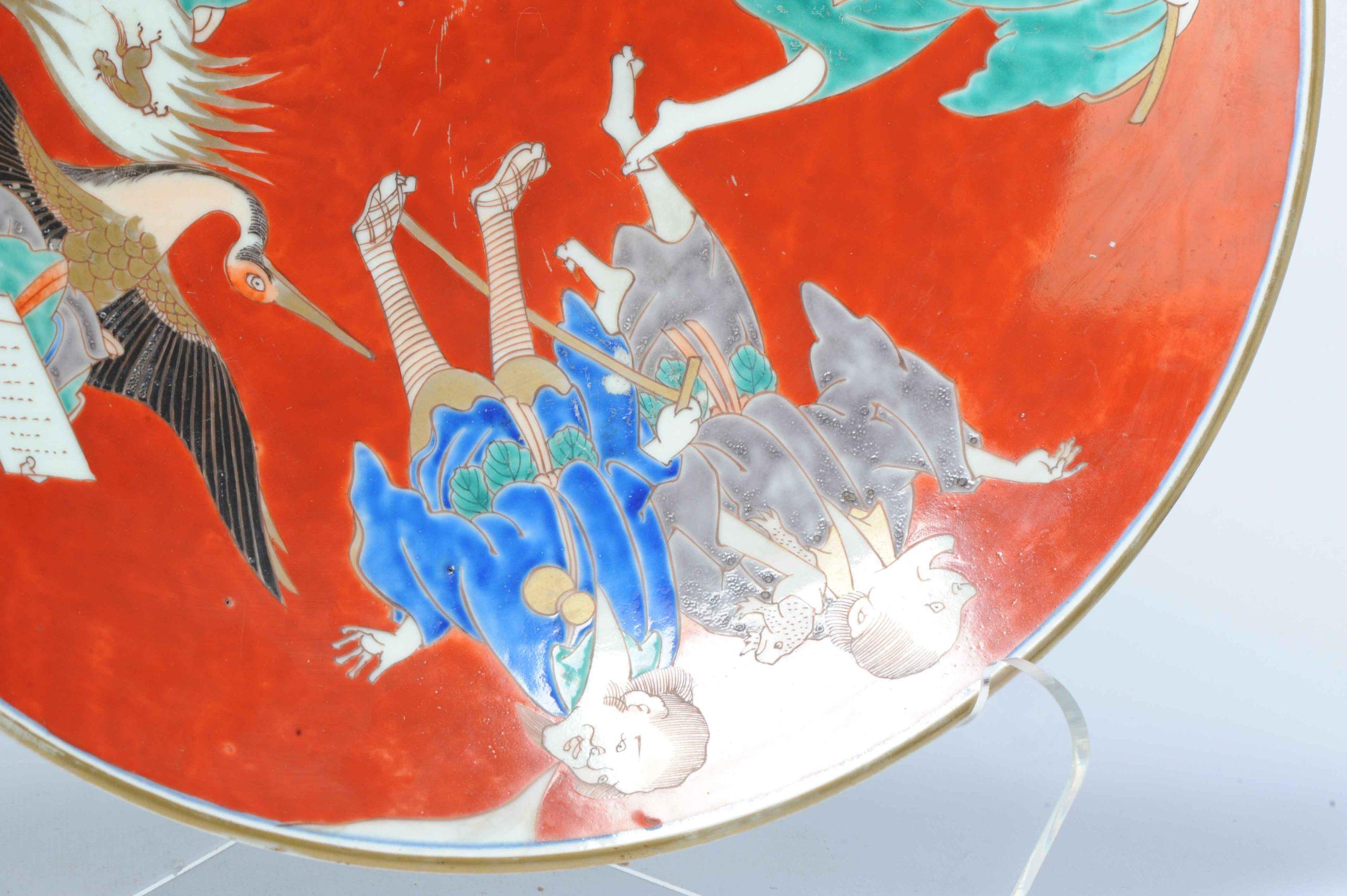 40CM Antike japanische 19. c Arita Imari Charger 8 Unsterblichen und Crane Marked im Zustand „Gut“ im Angebot in Amsterdam, Noord Holland