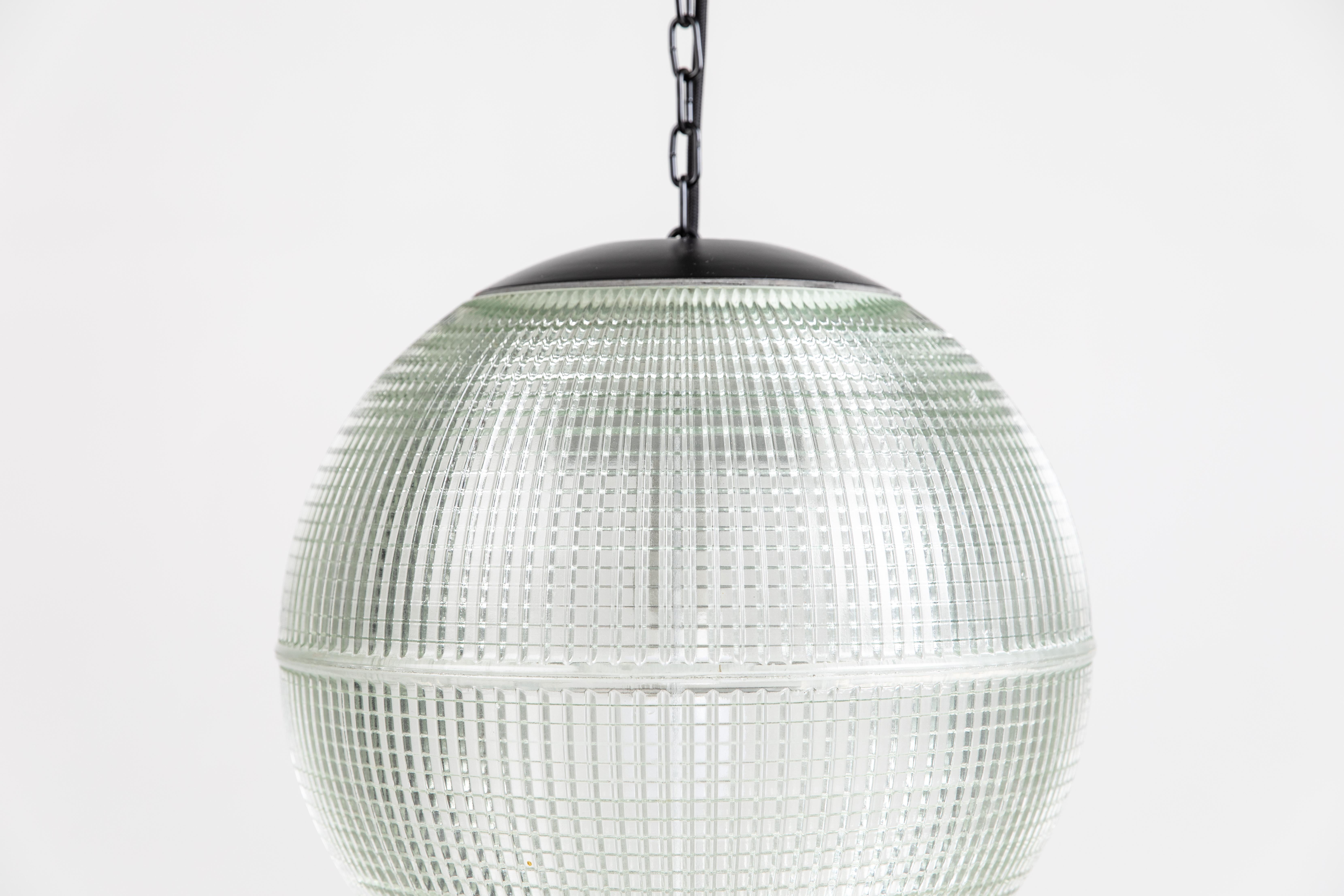 Lampe de rue parisienne à globe en verre prismatique de 40 cm en forme de holophane, vers 1960 en vente 3