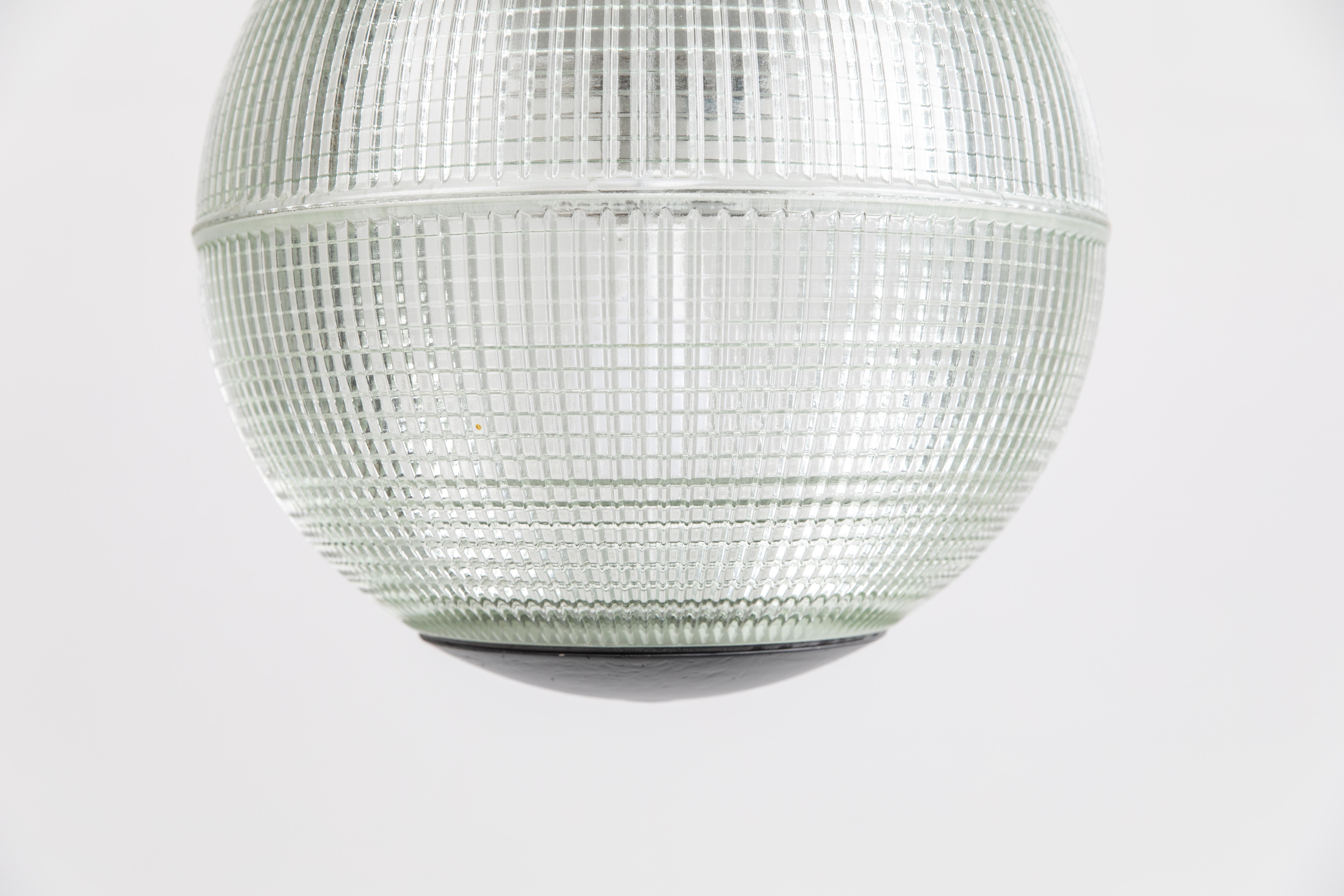 Milieu du XXe siècle Lampe de rue parisienne à globe en verre prismatique de 40 cm en forme de holophane, vers 1960 en vente