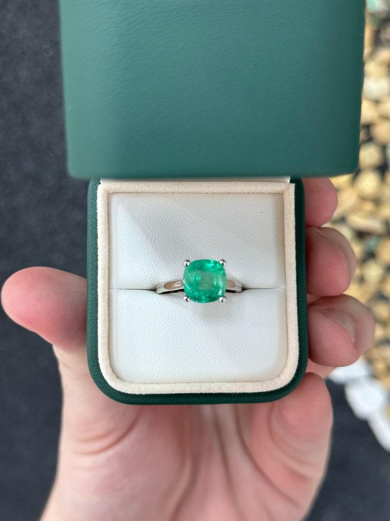 Modern 4.0ct 14K Vivid Green Colombian Emerald Solitaire Ring in 585 White Gold For Sale