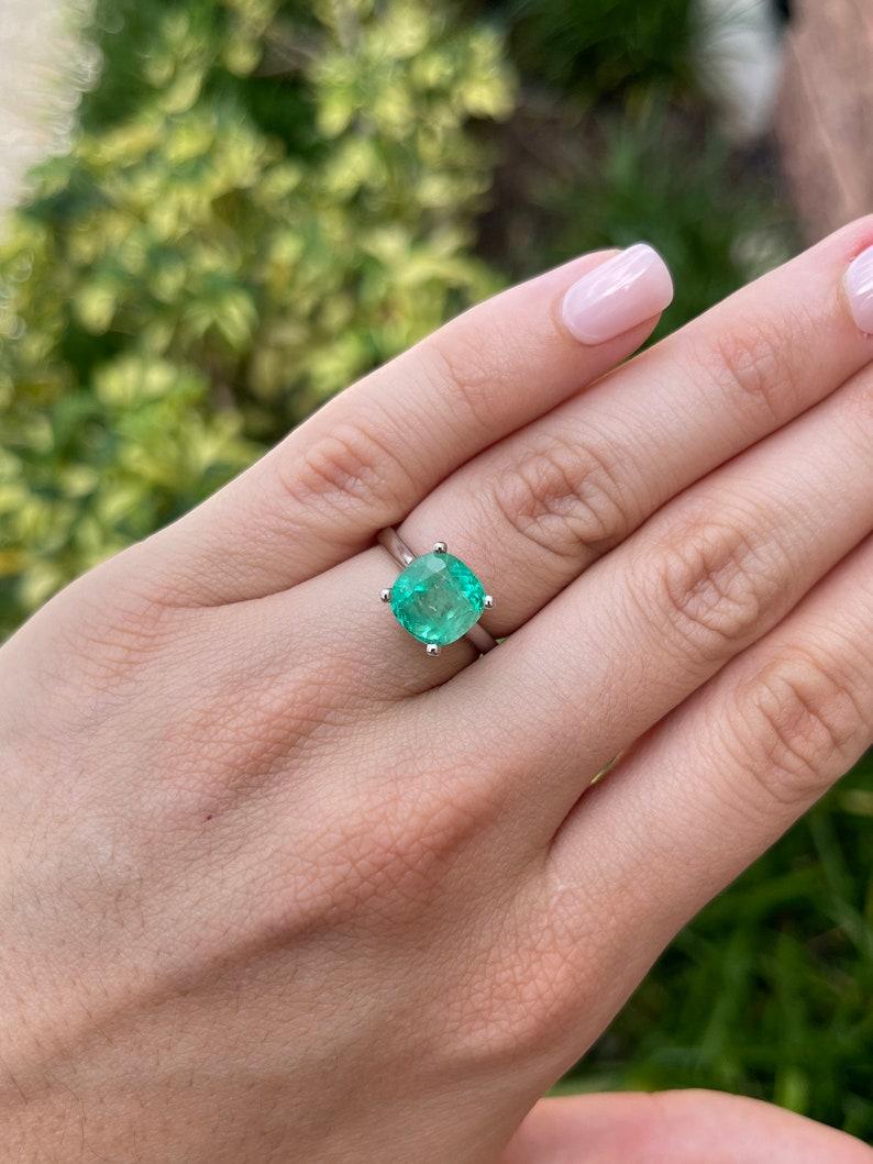 Women's 4.0ct 14K Vivid Green Colombian Emerald Solitaire Ring in 585 White Gold For Sale