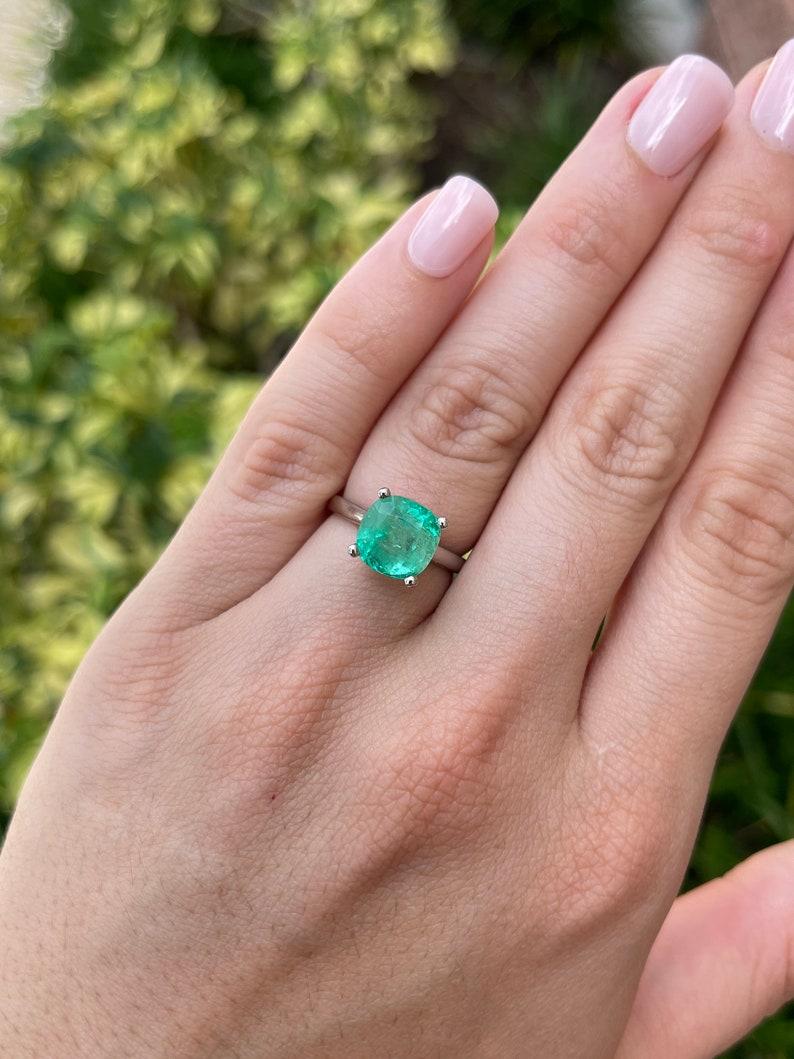 4.0ct 14K Vivid Green Colombian Emerald Solitaire Ring in 585 White Gold For Sale 1