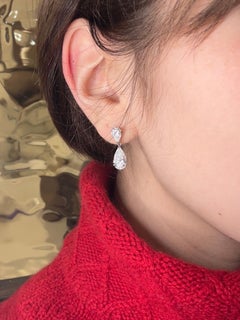 Boucles d'oreilles pendantes en platine avec diamant naturel en forme de poire de 4,0ct  Goujons à 3 branches