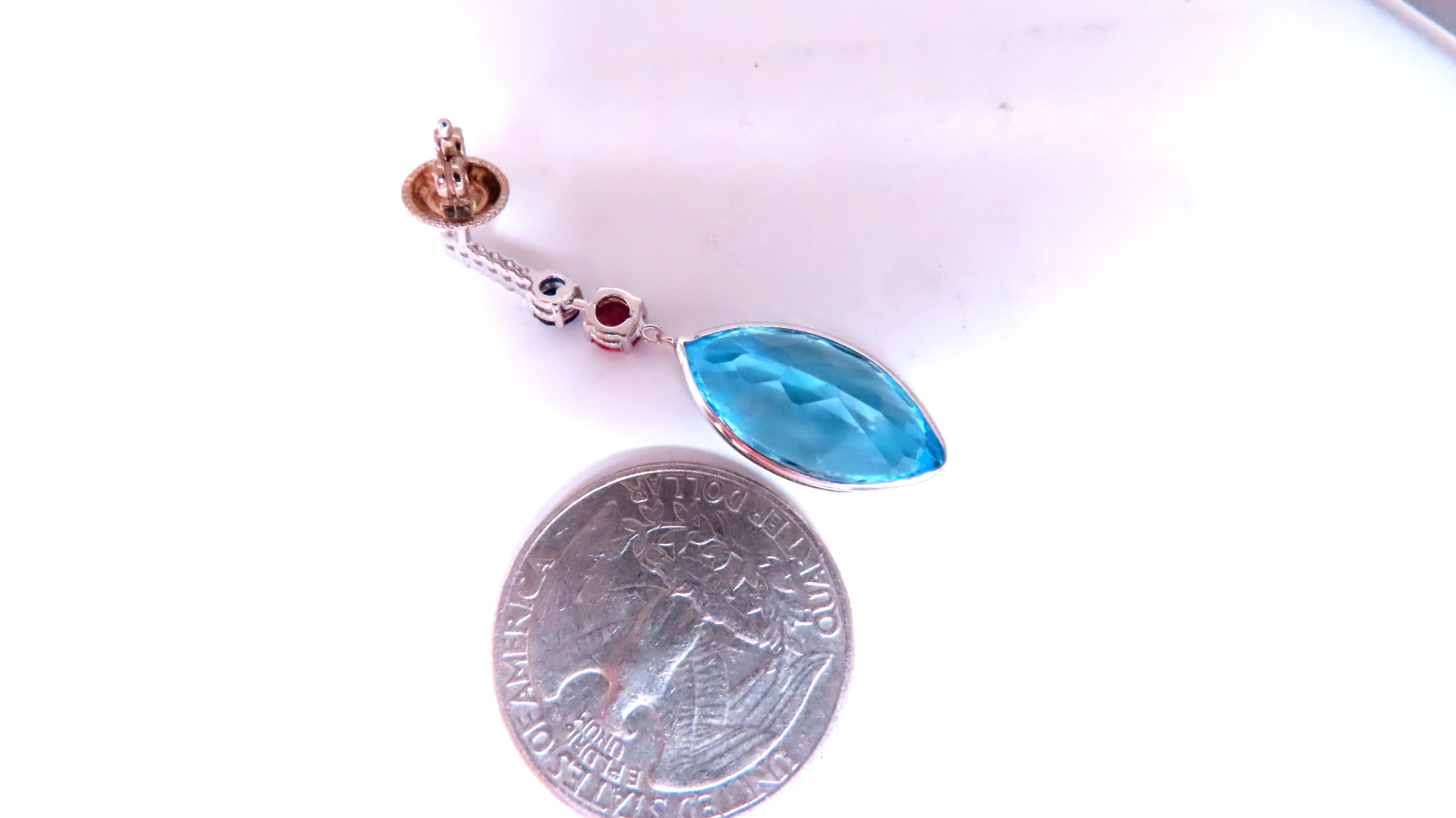 Pendientes colgantes de topacio azul suizo natural de 40 ct  
20 x 10 mm c/u 
0,80ct rubíes naturales 
0,40ct zafiros naturales
0,20ct diamantes naturales  g-color vs-2 claridad 
Oro blanco de 14 quilates 7,3 gramos 
1,6 pulgadas de largo