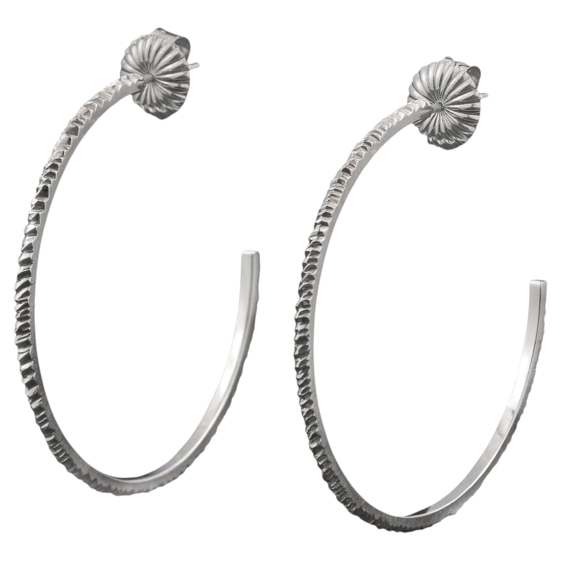 Mini-boucles d'oreilles créoles à facettes de 40 mm en argent sterling 925, par Leonie Simpson