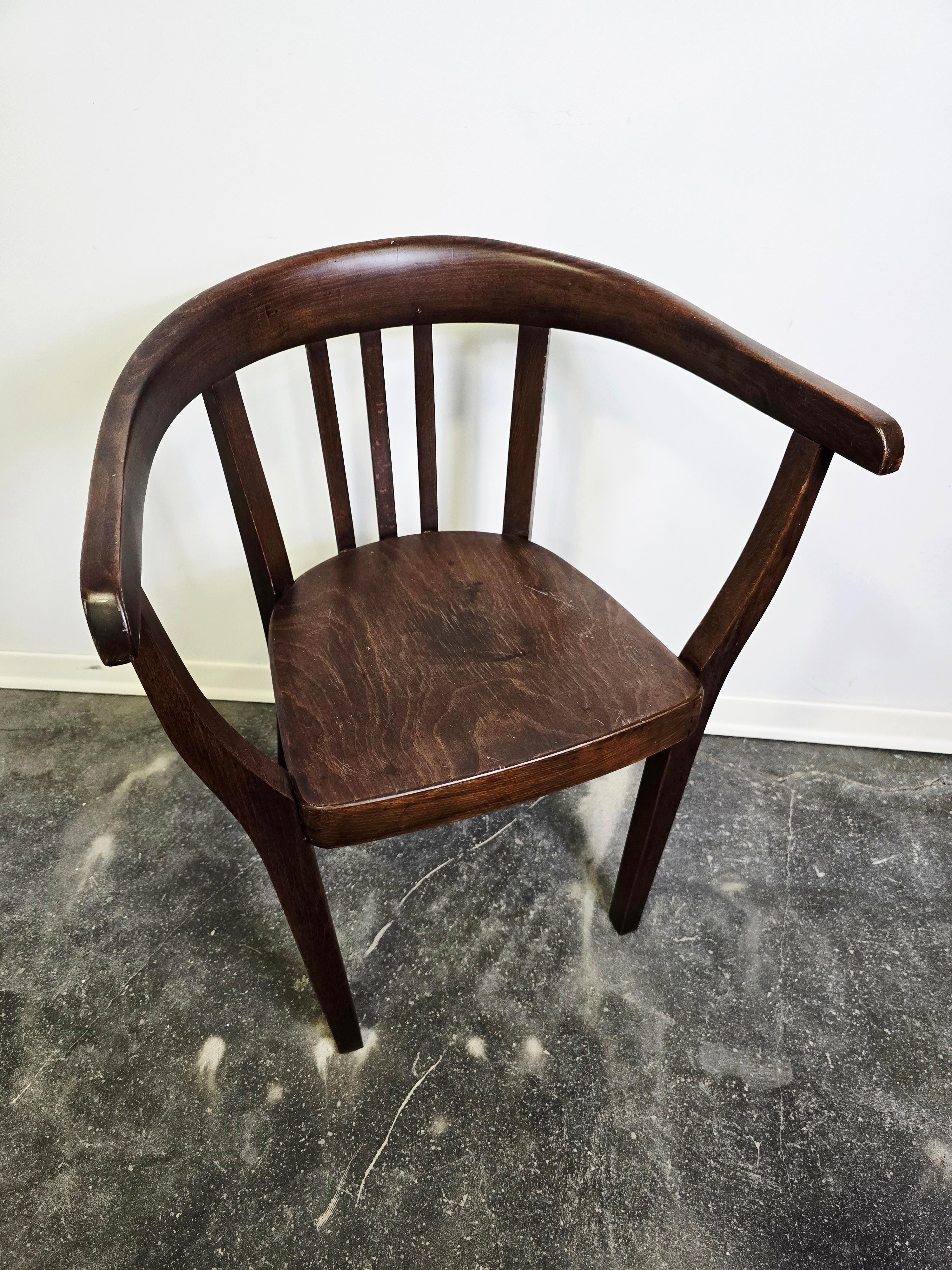 Un fauteuil Thonet des années 1940, rare et magnifiquement préservé, fabriqué en bois de hêtre courbé selon la technique de cintrage à la vapeur propre à Thonet. Cette pièce est un exemple de design moderniste précoce - élégant, fonctionnel et