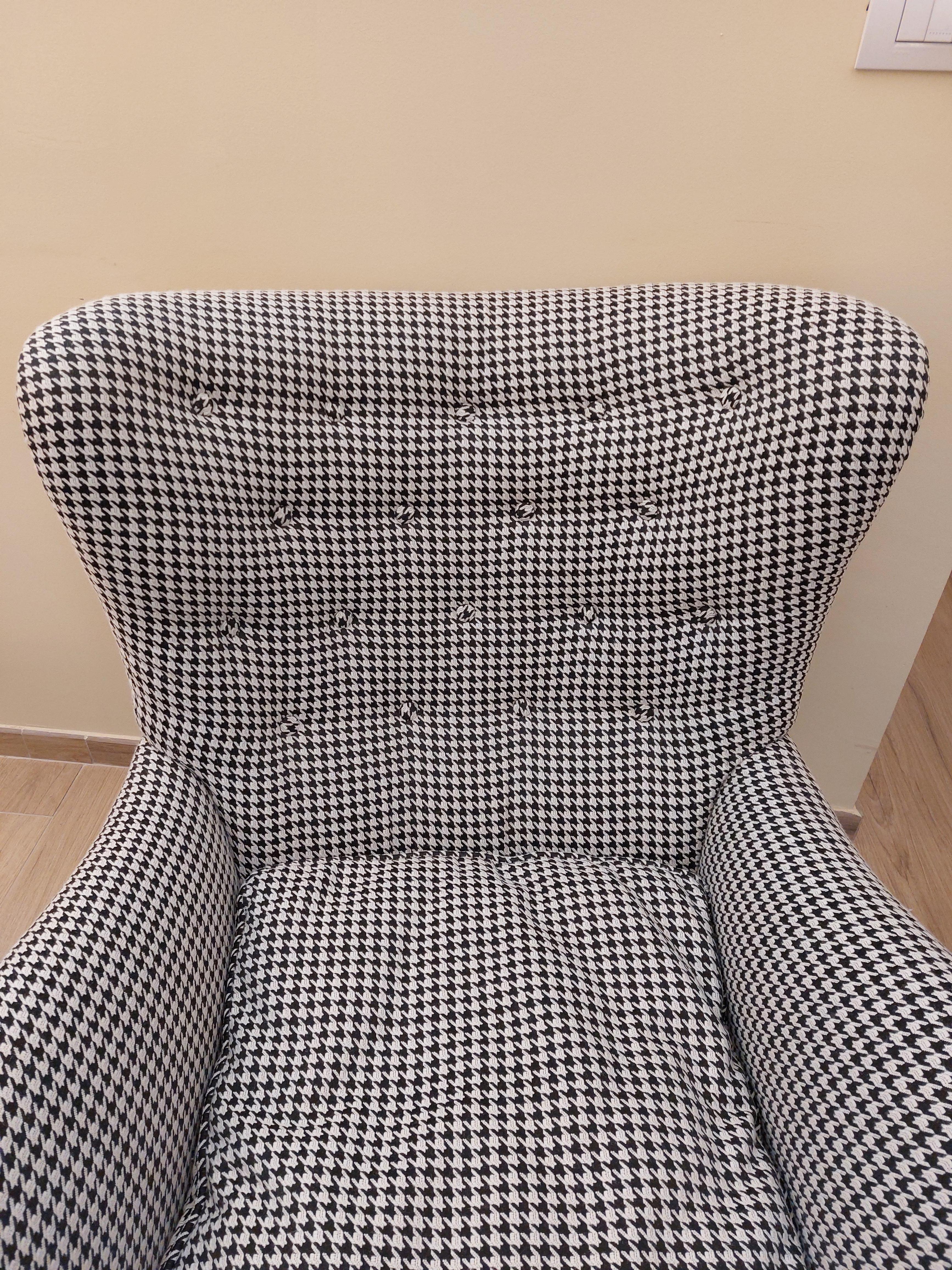 Recently restored 1940s single armchair with new houndstooth upholstery.

Very wide and comfortable seat.

We have chosen a design fabric for an armchair that fits easily into any environment, giving it a unique and distinctive touch.