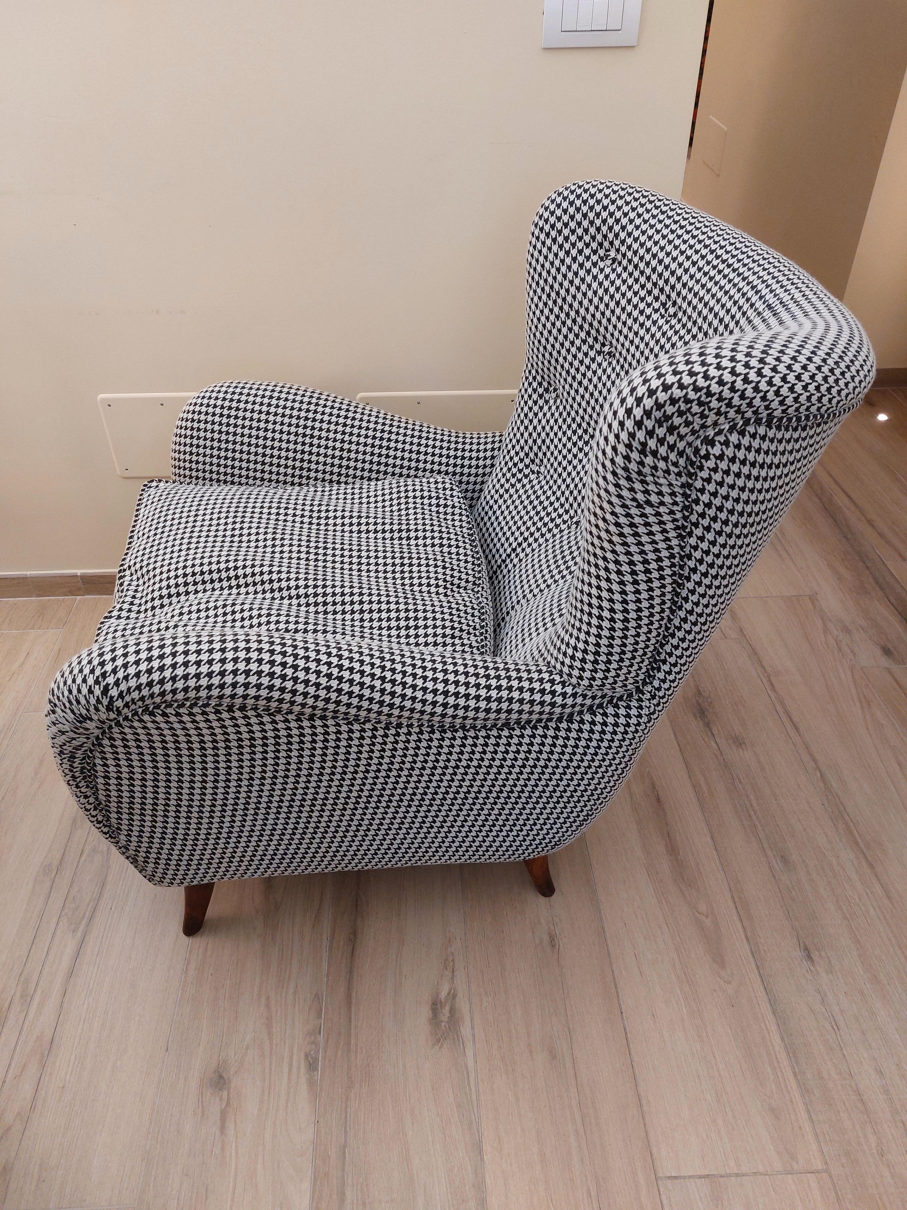 '40s Armchair with New Houndstooth Upholstery In Excellent Condition In SAN PIETRO MOSEZZO, NO