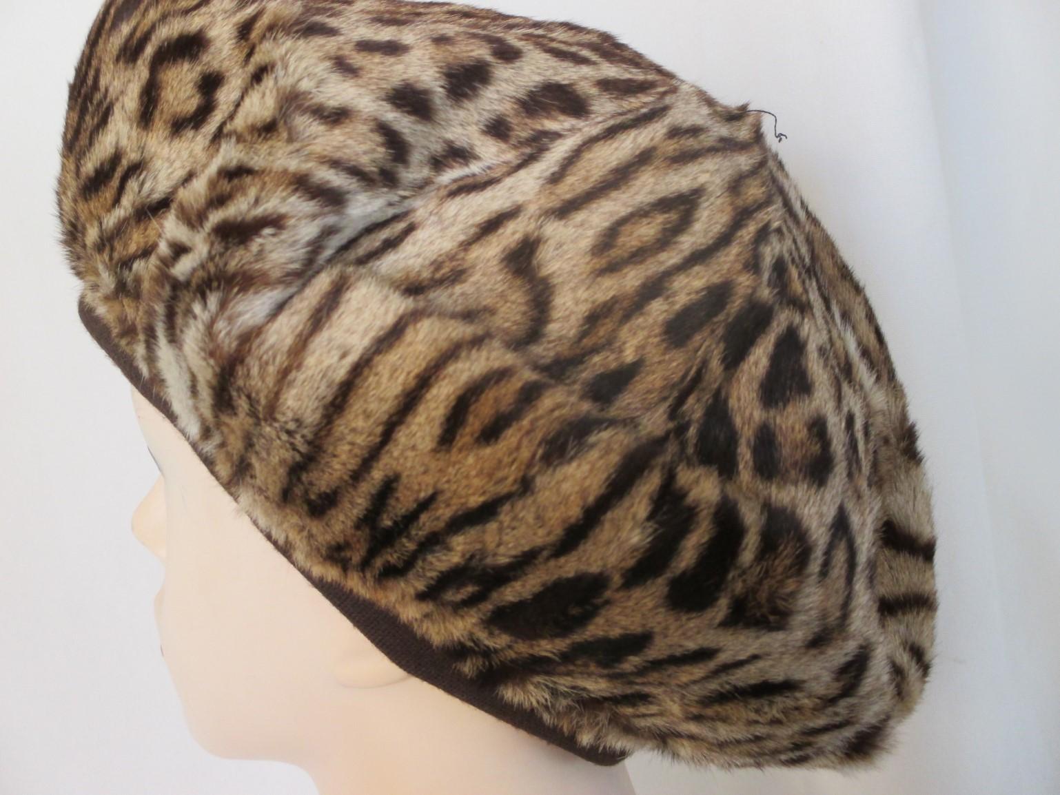 This hat is made in the 1940's and in good vintage condition
57 / 58 cm / 22.44 - 22.83 inch. circumference

Please note that vintage items are not new and therefore might have minor imperfections. 