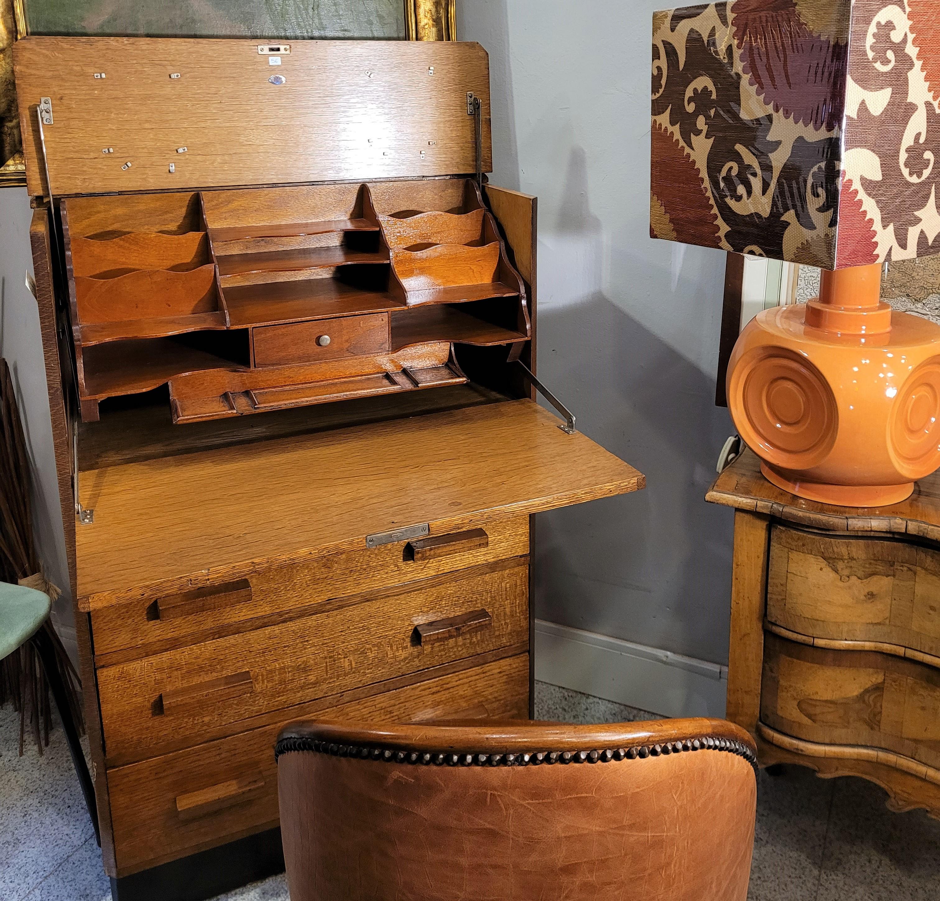 Gorgous, refined and practical Arts & Crafts bureau or desk made of oak around the 30s or 40s of the 20th century in the United Kingdom, by Aw-Lyn, a manufacturer of furniture of extraordinary quality. It is a strong, solid and substantial piece of