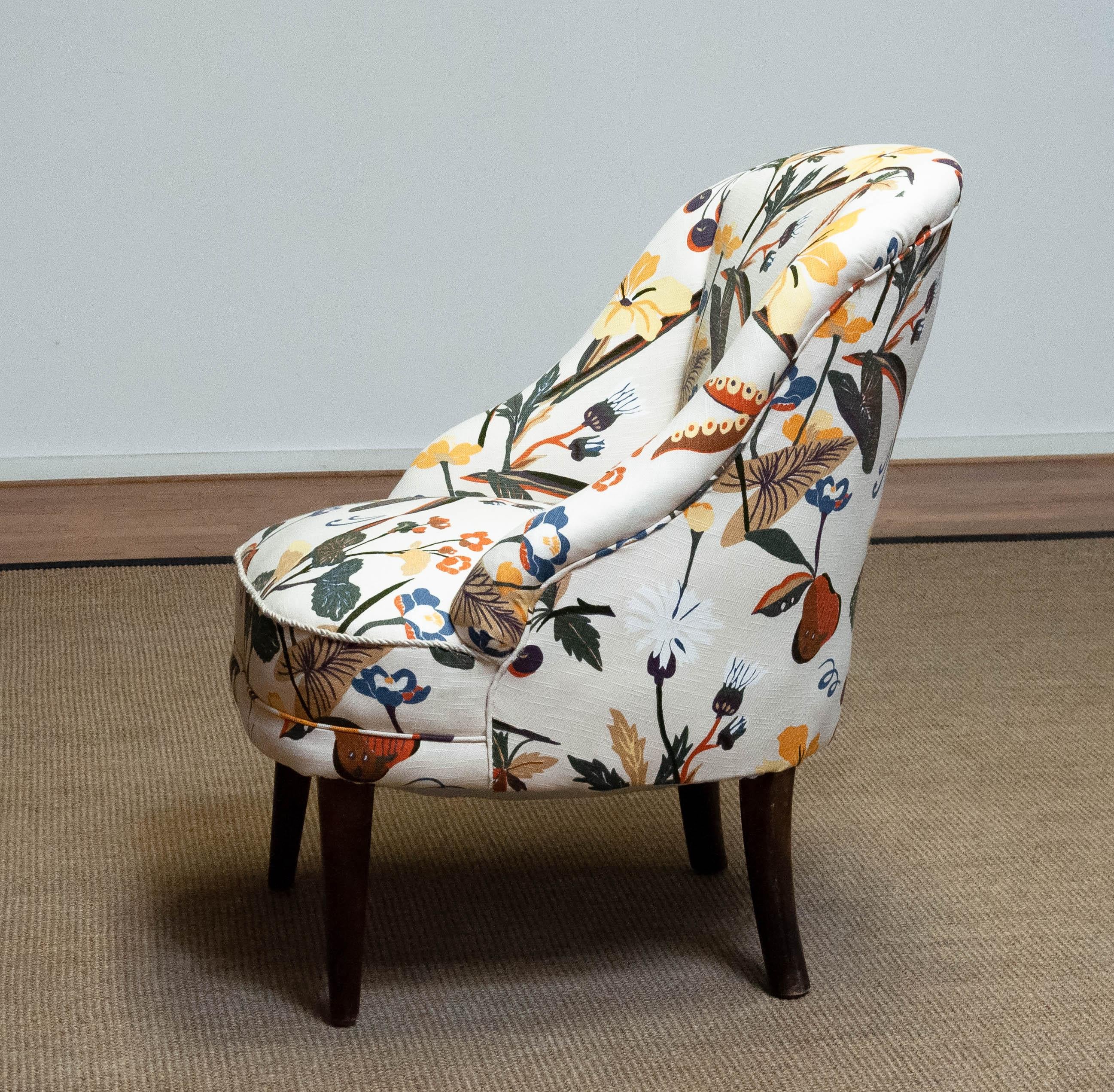 '40s Floral Printed Linen, J. Frank Style, New Upholstered Danish Slipper Chair In Good Condition For Sale In Silvolde, Gelderland