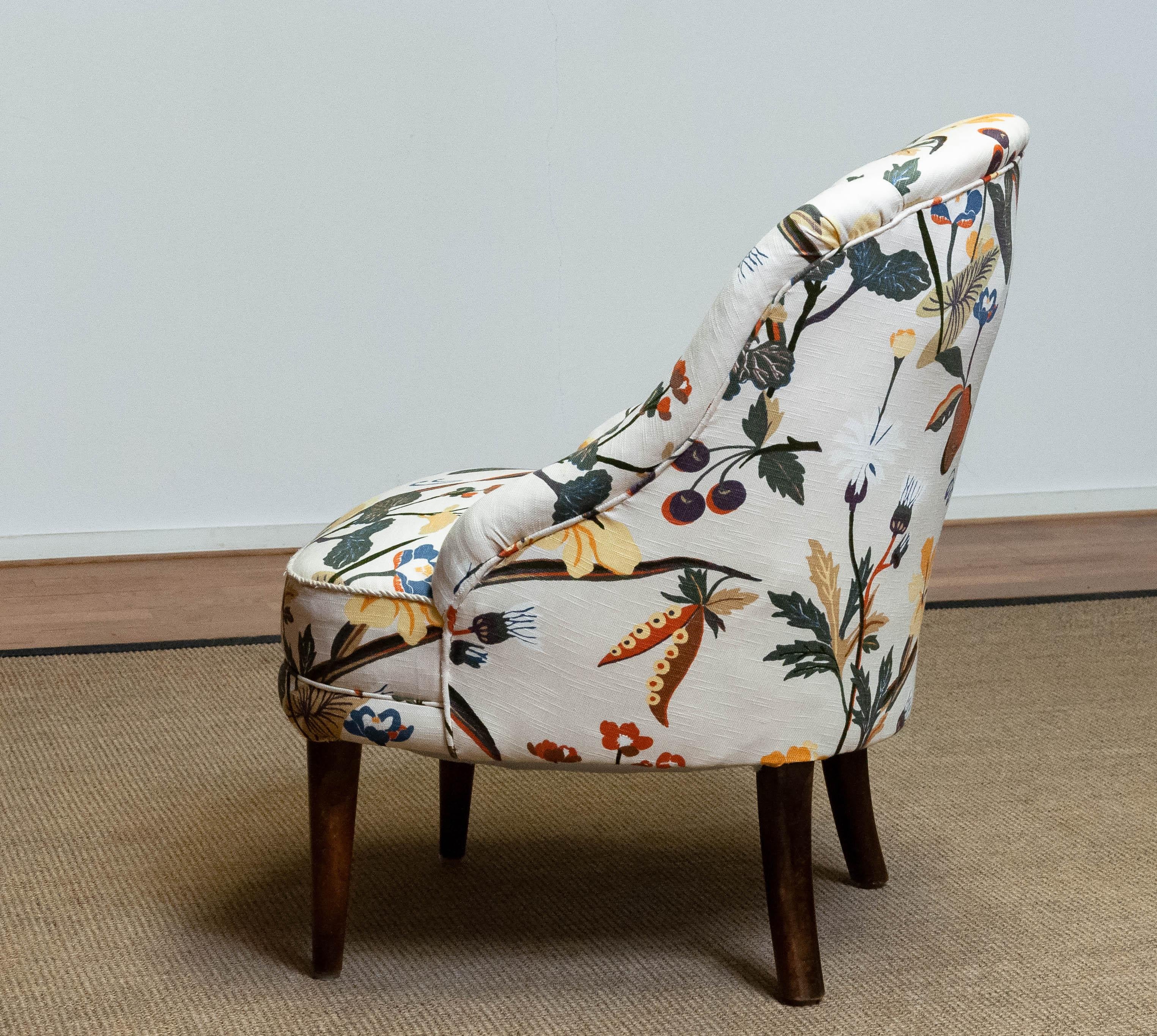 1940s Floral Printed Linen, J. Frank Style, New Upholstered Danish Slipper Chair In Good Condition For Sale In Silvolde, Gelderland