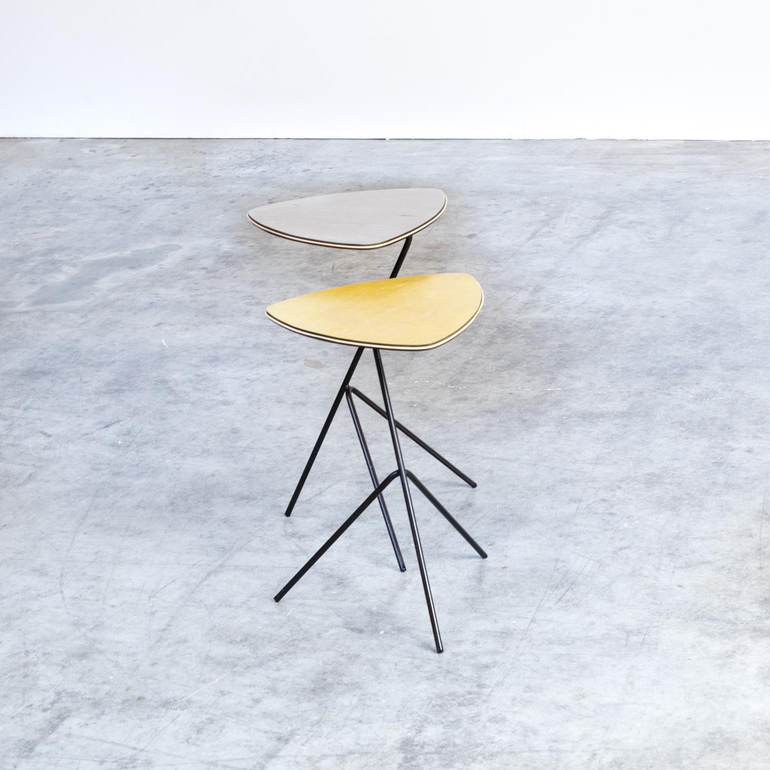 1940er Jahre Mathieu Matégot Beistelltische Dreieck für Artimeta 2er-Set. Minimalistisches Design aus den späten 1940er Jahren, diese dreieckigen Beistelltische haben ein stilvolles Extra in jedem Interieur. Schöner Beistelltisch, bestehend aus zwei