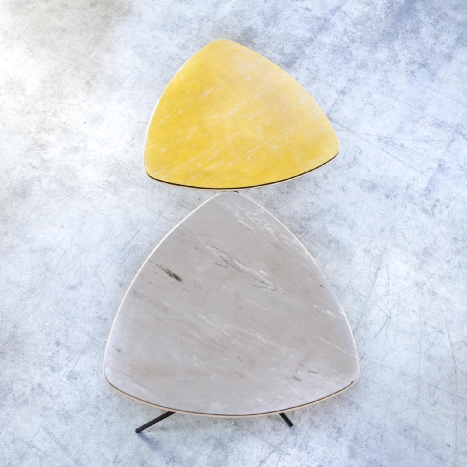 1940er Jahre Mathieu Matégot Beistelltische Triangle für Artimeta Satz von 2 (Metall) im Angebot