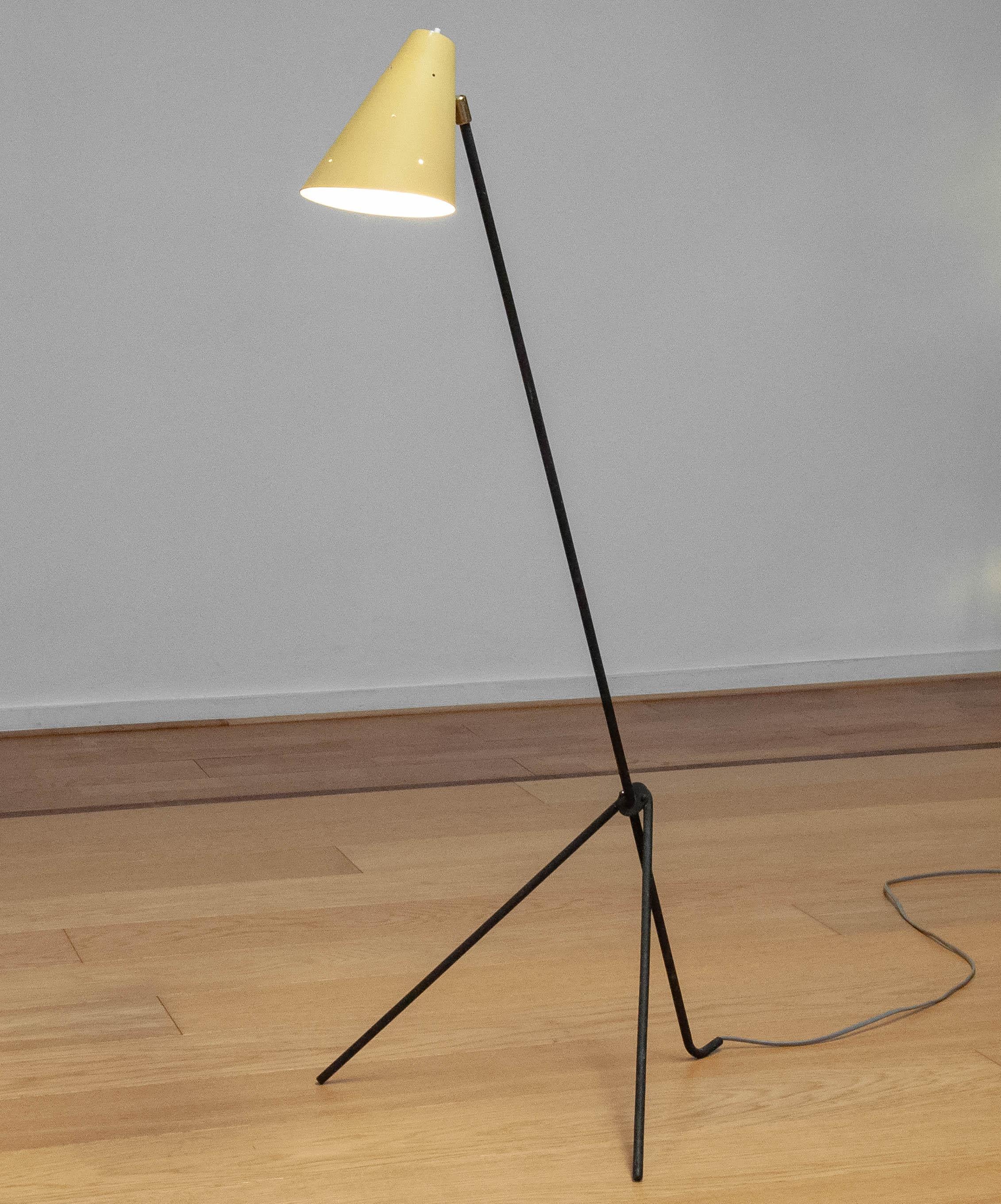 40er Jahre Metall Grasshopper Giraffen-Stehlampe mit Vanille-Schirm aus Schweden (Moderne der Mitte des Jahrhunderts) im Angebot