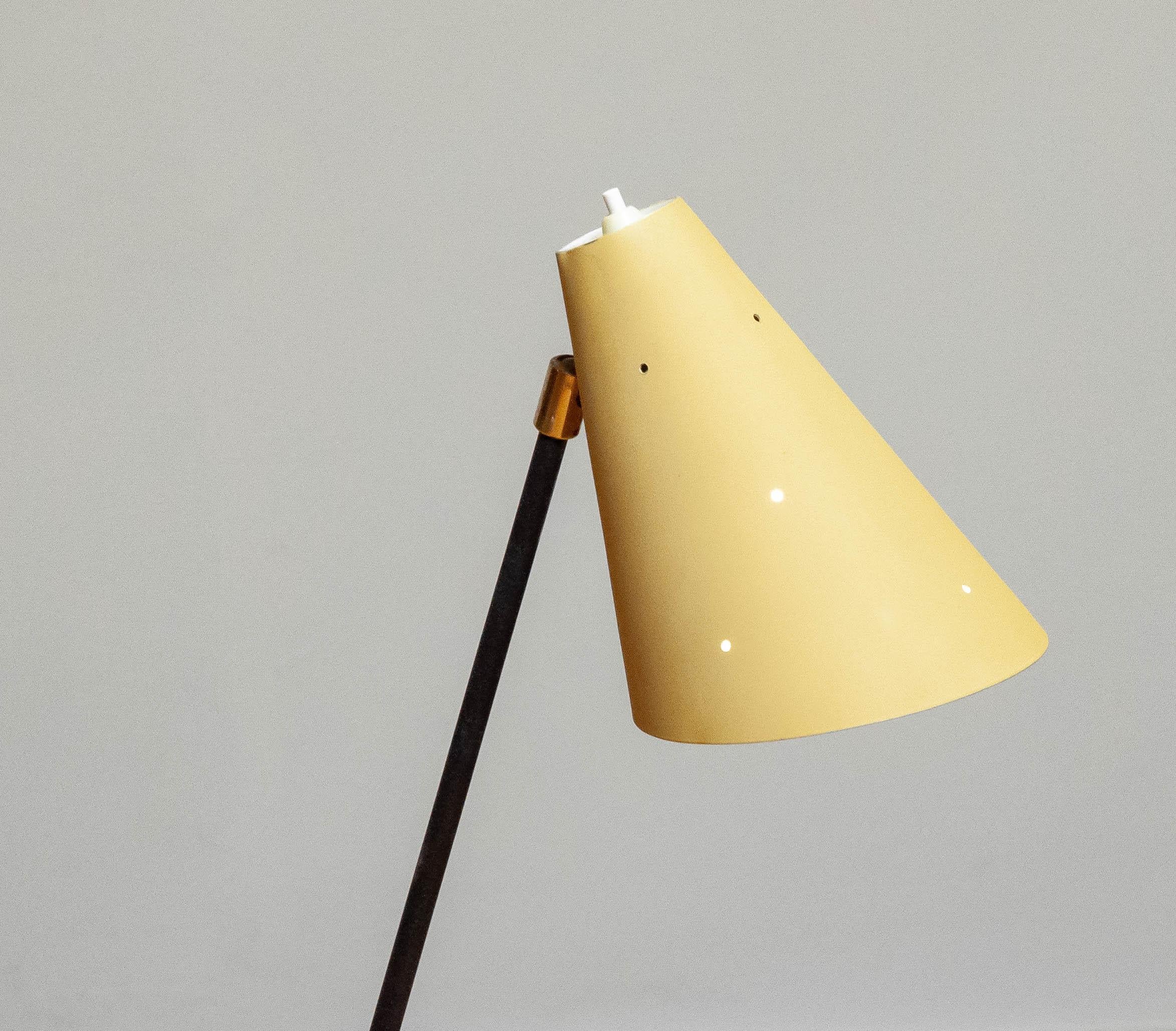 40er Jahre Metall Grasshopper Giraffen-Stehlampe mit Vanille-Schirm aus Schweden im Zustand „Gut“ im Angebot in Silvolde, Gelderland