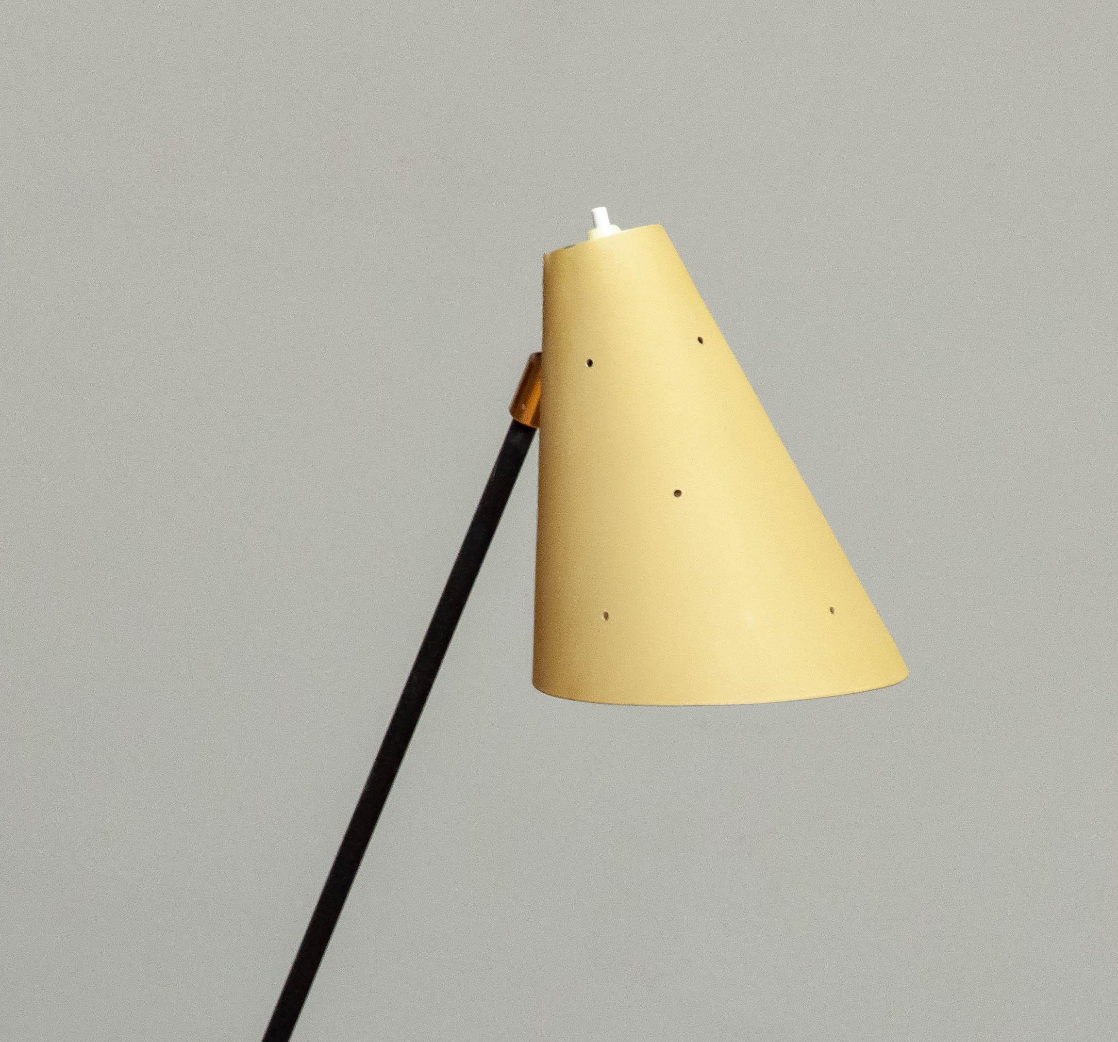 40er Jahre Metall Grasshopper Giraffen-Stehlampe mit Vanille-Schirm aus Schweden (Mitte des 20. Jahrhunderts) im Angebot