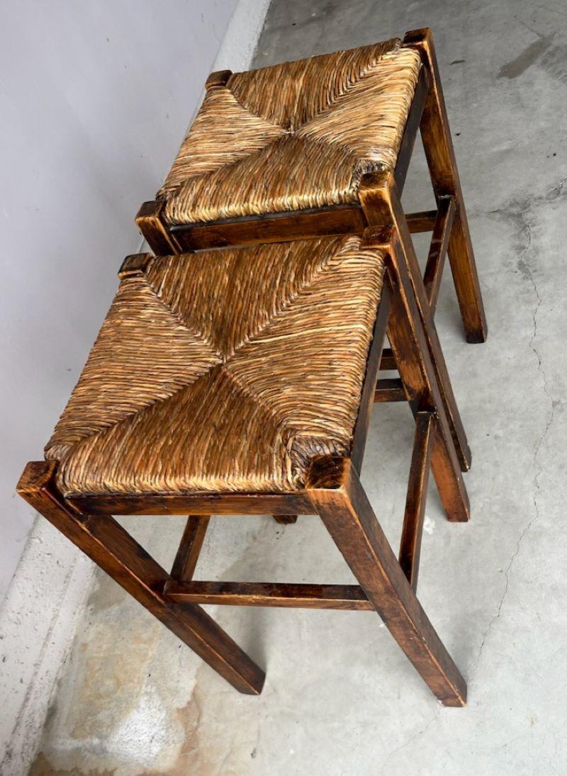 Superbe paire de tabourets en bois à assise cannée. Très confortable, le siège en forme de canne épouse la forme de la personne assise. Ce sont des sièges solides qui ont supporté plus de 250lbs. Le bois massif et l'assise en rotin permettent