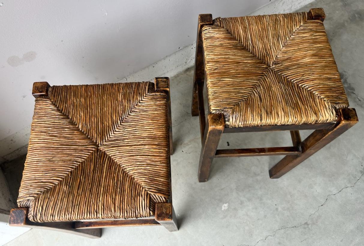 Milieu du XXe siècle Paire de tabourets à assise en bois des années 1940 en vente