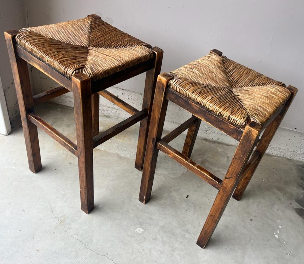 Canne Paire de tabourets à assise en bois des années 1940 en vente