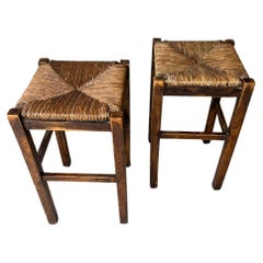 Pareja de taburetes de madera con asiento de caña de los años 40