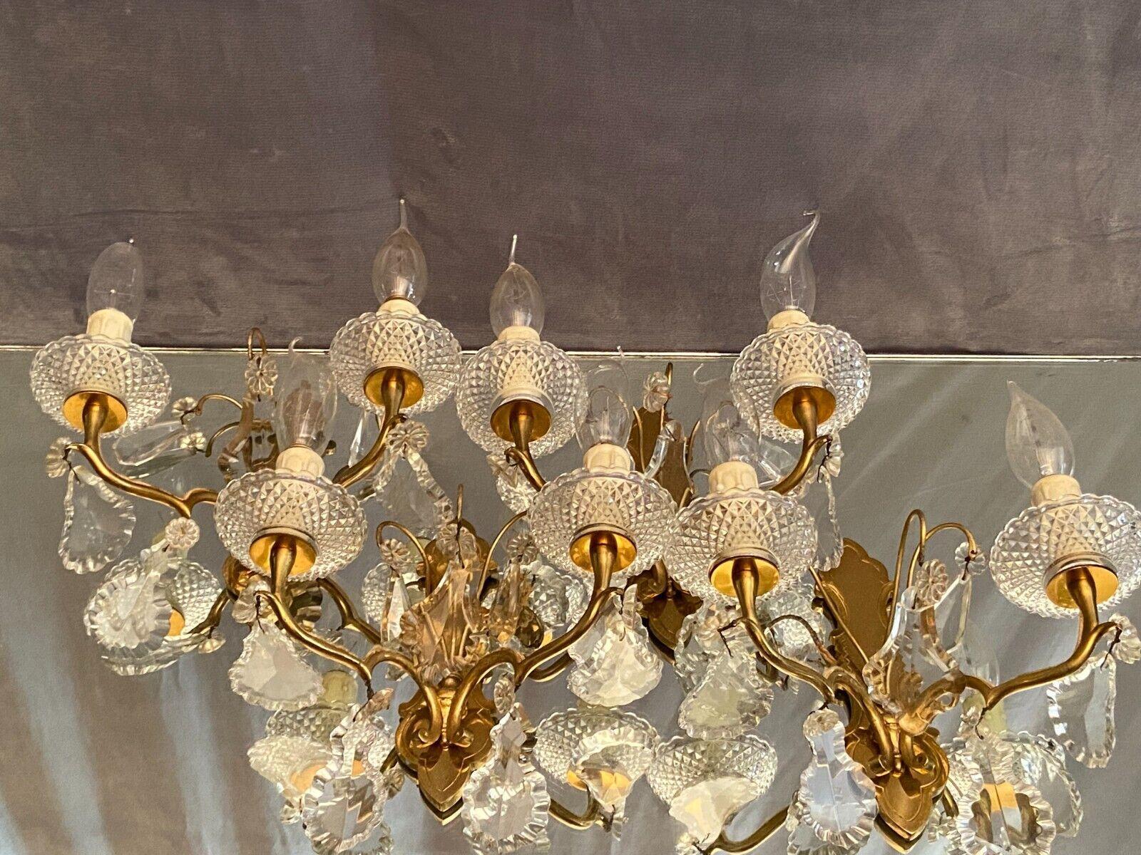 Superbe ensemble de 4 appliques murales assorties de style Louis XV en bronze doré et cristal taillé, attribuées à Baccarat France. Très haute qualité. Acheté dans une résidence à Nice en France.