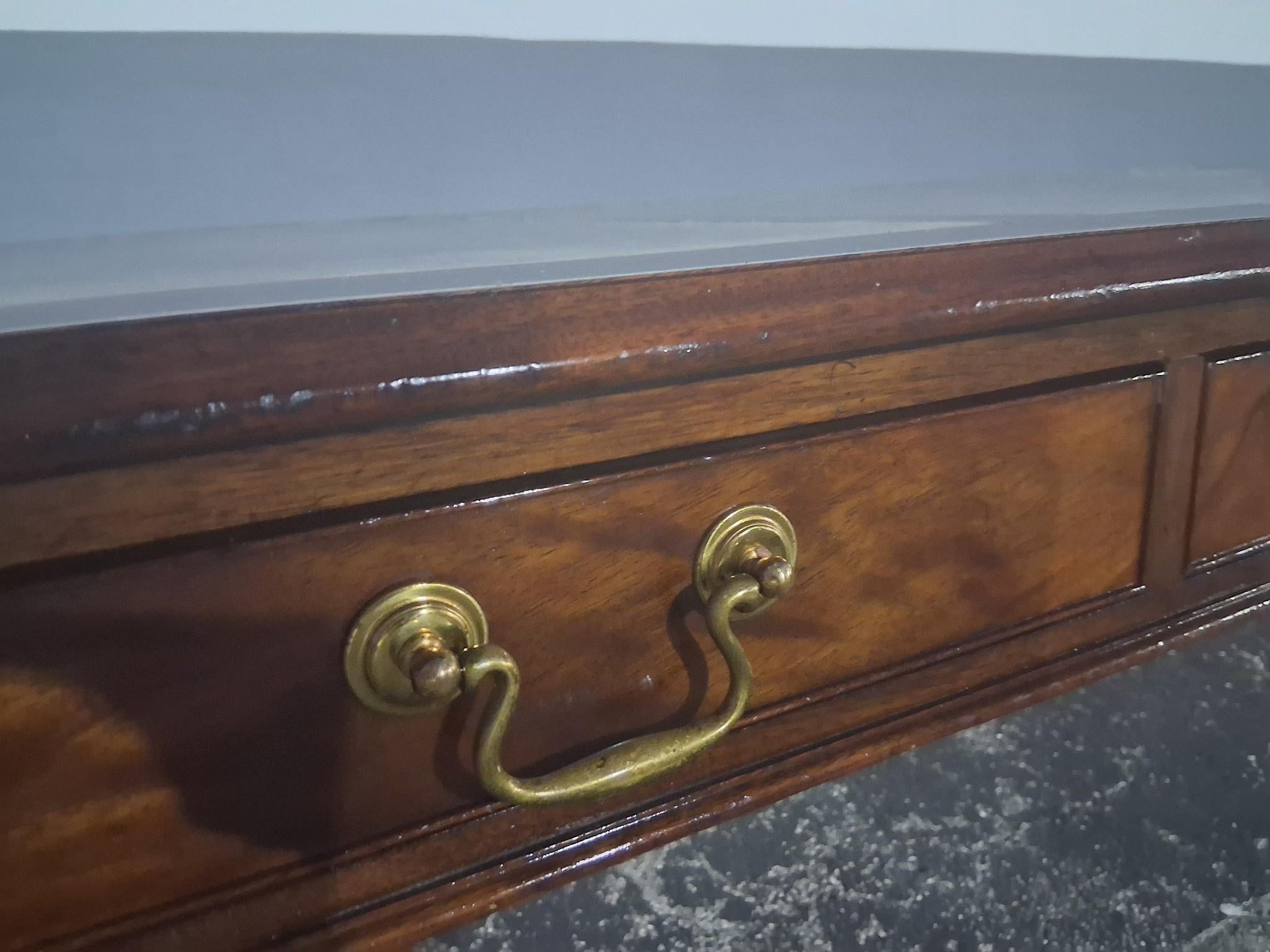 40's Traditional style Executive Writing Desk Collectors Edition Baker Furniture en vente 4