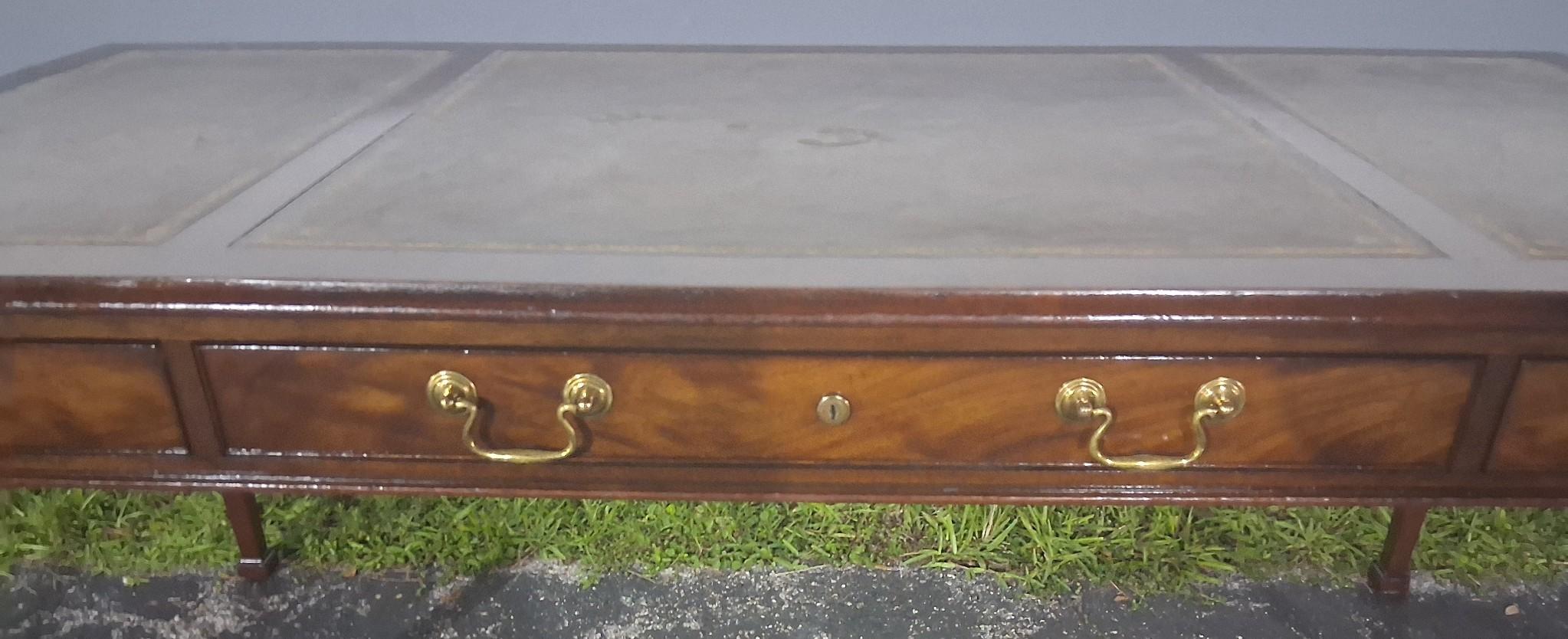 40's Traditional style Executive Writing Desk Collectors Edition Baker Furniture en vente 9