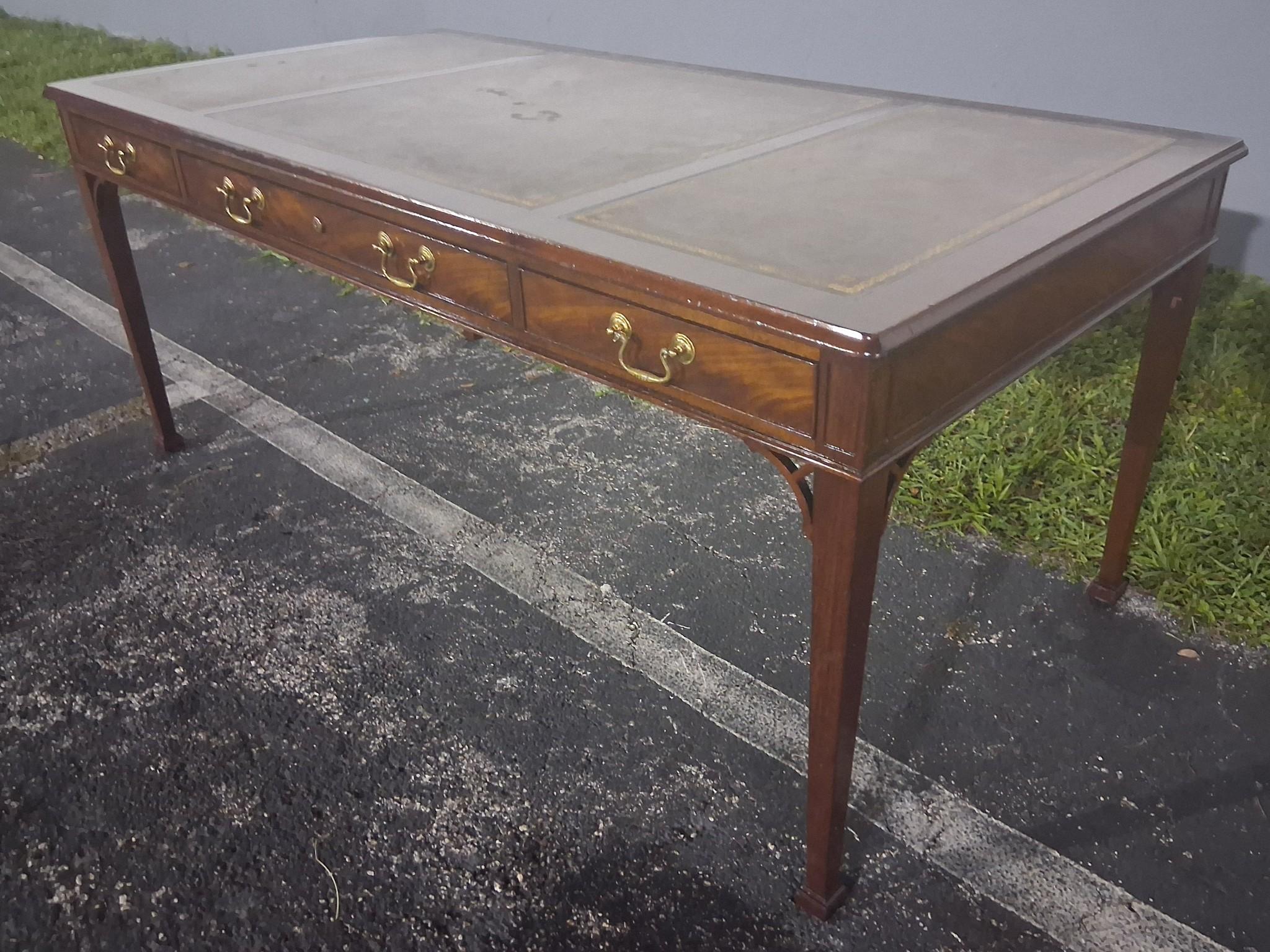 40's Traditional style Executive Writing Desk Collectors Edition Baker Furniture en vente 10
