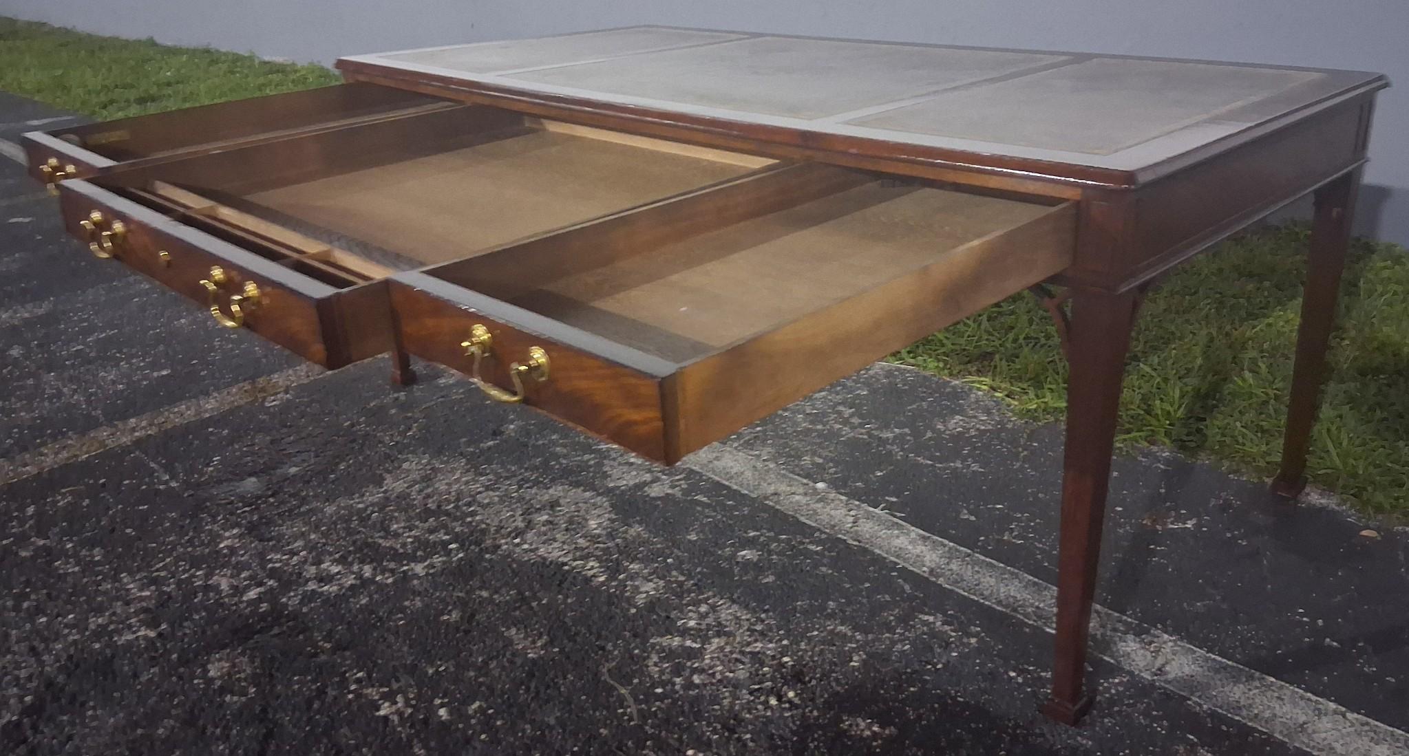 40's Traditional style Executive Writing Desk Collectors Edition Baker Furniture en vente 11