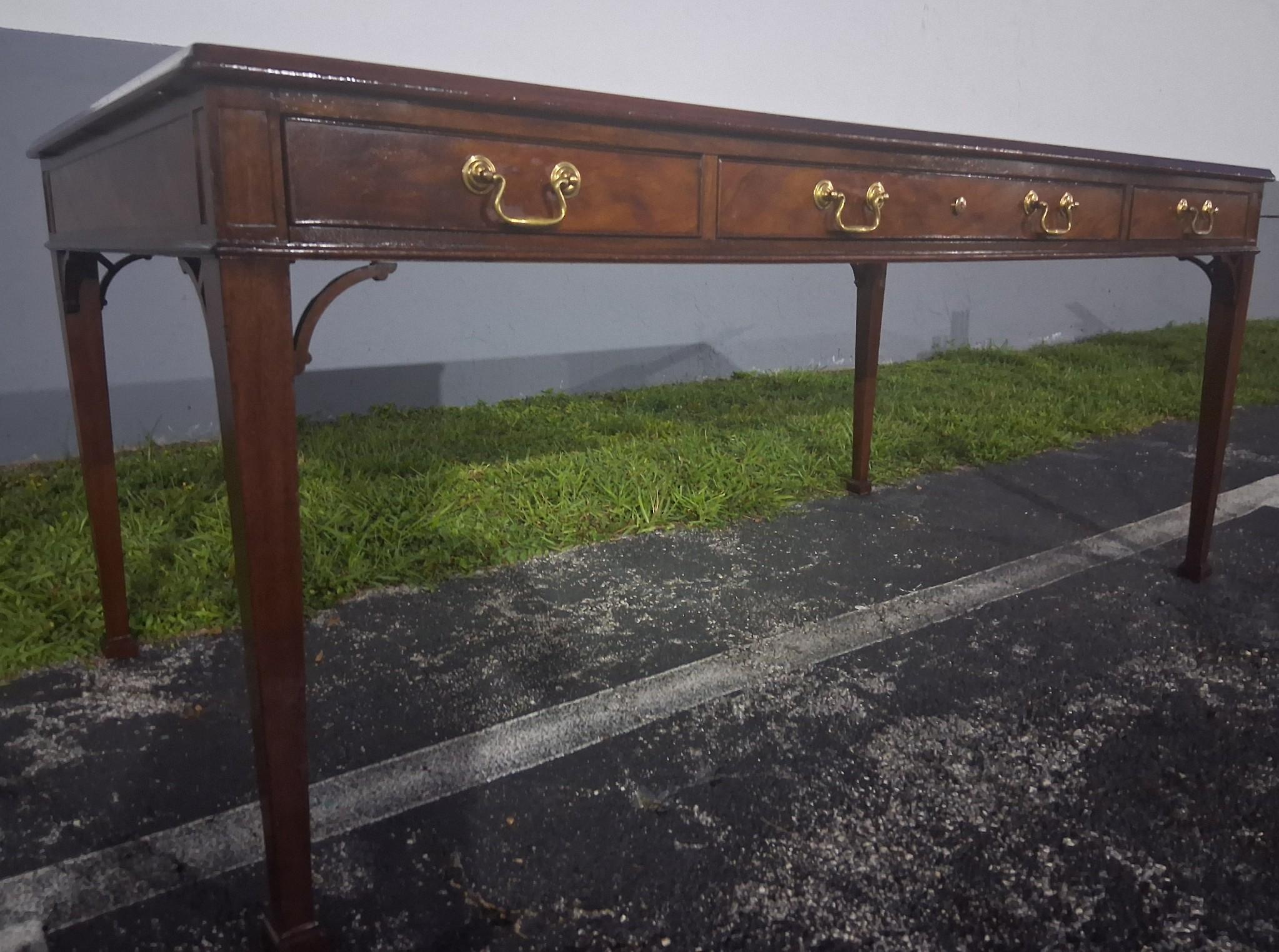 Sculpté 40's Traditional style Executive Writing Desk Collectors Edition Baker Furniture en vente