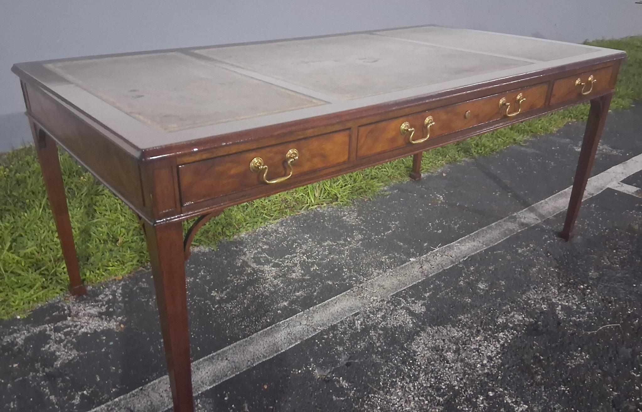 Noyer 40's Traditional style Executive Writing Desk Collectors Edition Baker Furniture en vente