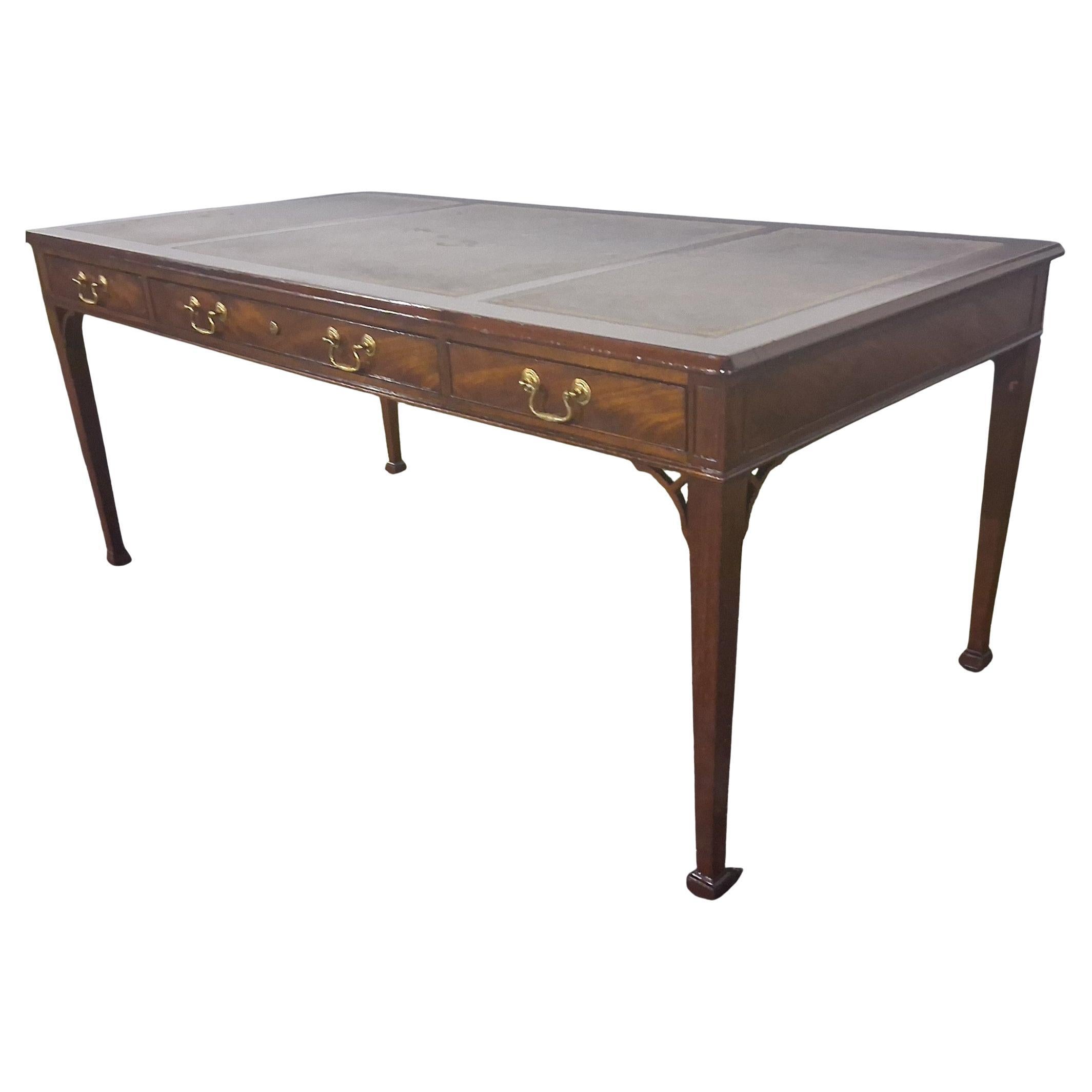 40's Traditional style Executive Writing Desk Collectors Edition Baker Furniture en vente