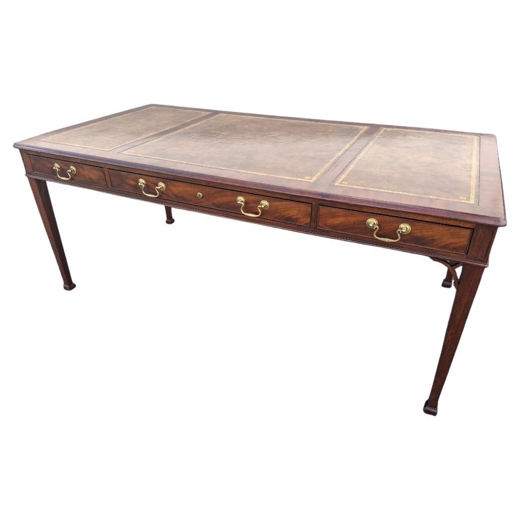 Scrivania direzionale in stile tradizionale degli anni '40 Edizione da collezione Baker Furniture