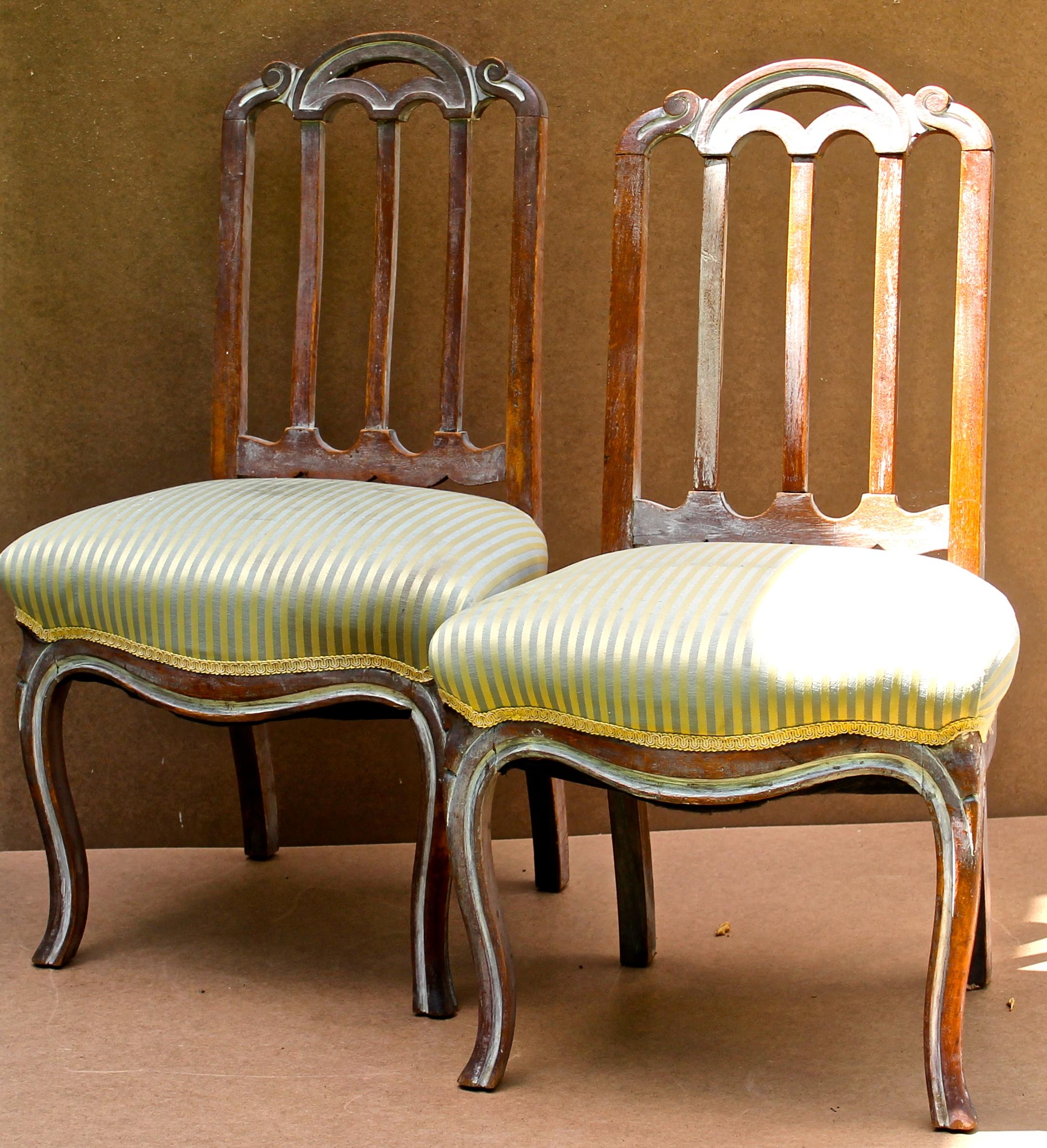 Adaptation française d'une chaise Louis XV du XVIIIe siècle, vers les années 1930-1940. Rembourrage élégant en chintz subtilement rayé vert et or.