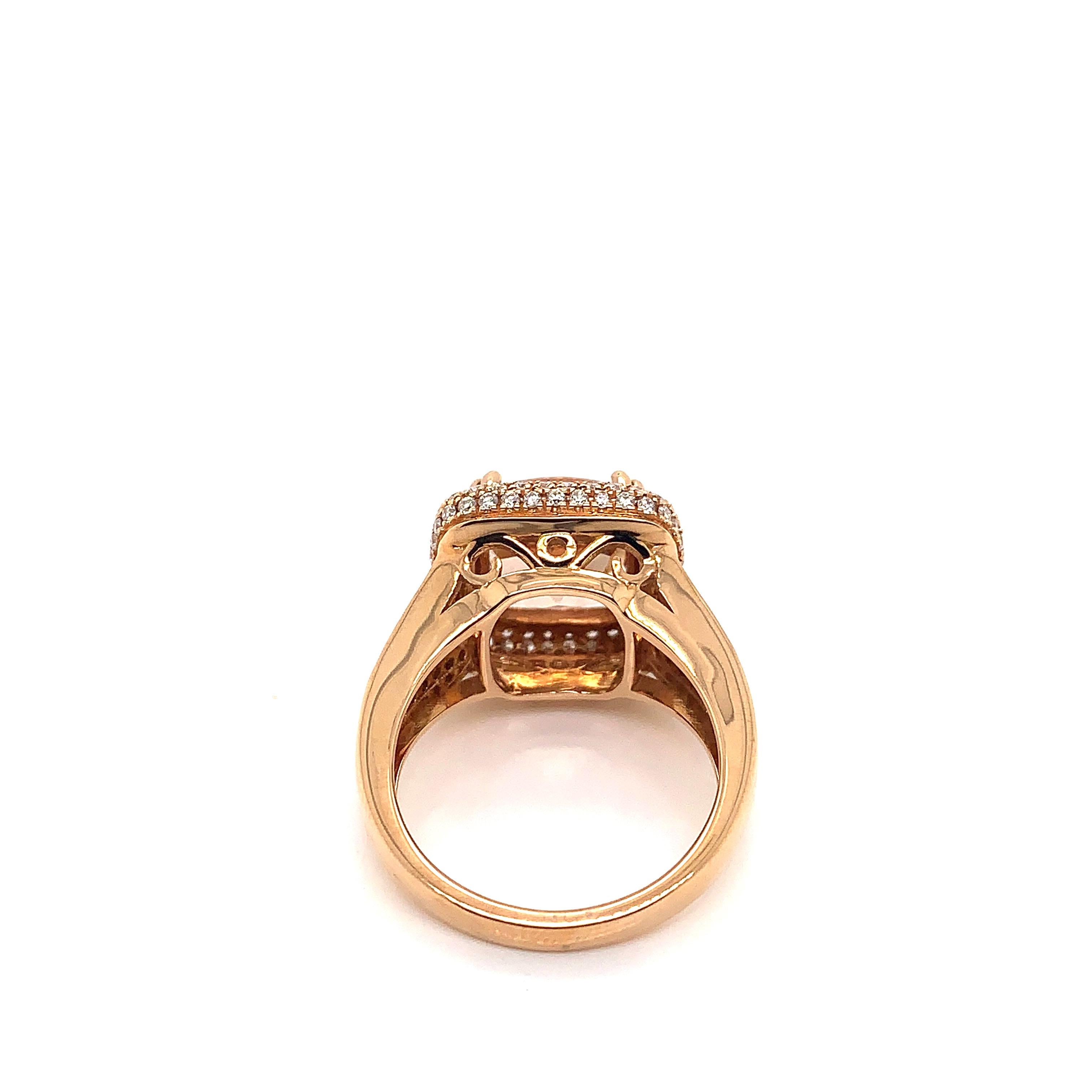 Klassischer Morganit-Ring aus 18 Karat Roségold mit Diamanten. 

Morganit: 4.1 Karat in Kissenform.
Diamanten: 0.695 Karat, Farbe G, Reinheit VS. 
Gold: 8,009 g, 18 Karat Roségold. 