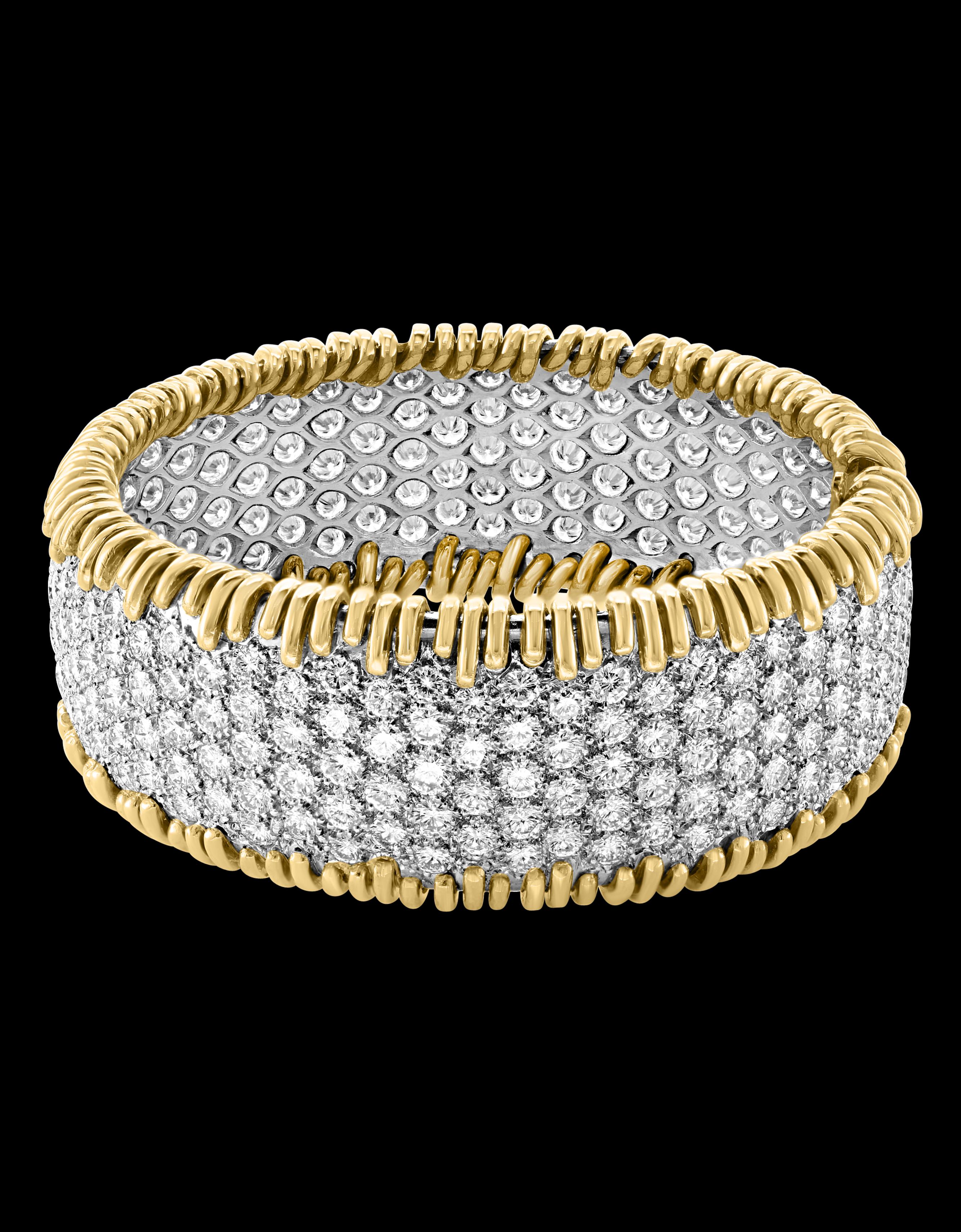 41 Carat Diamonds VS1 Quality E-F Color 18 Karat Gold/Platinum 132 Grams Bangle
It features a bangle style Bracelet crafted from an 18 K Yellow gold and Platinum. Embedded with 41 Carats of Round brilliant diamonds of the top quality nearly flawless