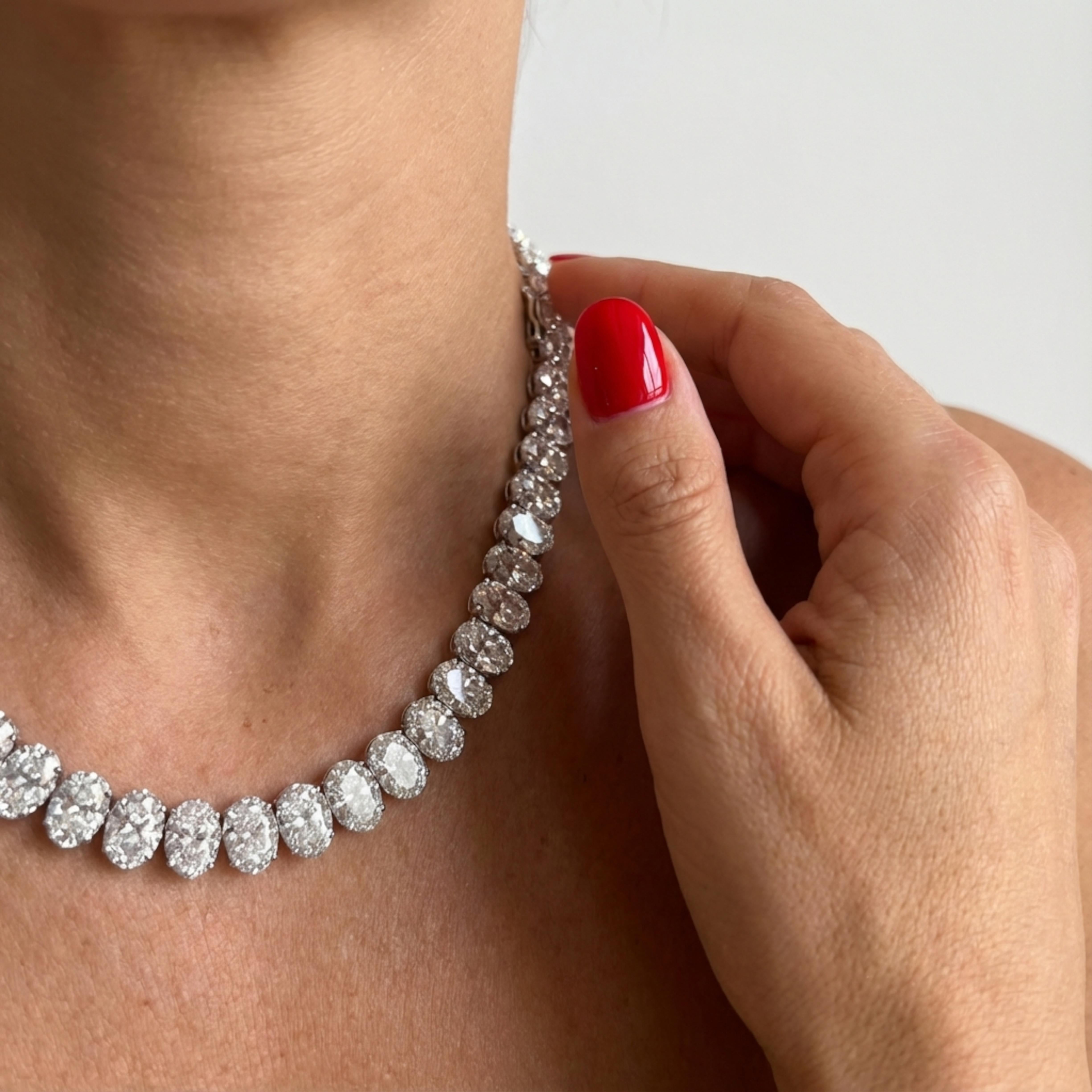 Exquisito Collar de Tenis con Diamantes de Corte Oval Certificado GIA de 41,61 Quilates
Este magnífico collar tenis de 16 pulgadas exhibe 83 diamantes naturales de talla oval perfectamente combinados, con un peso total de 41,61 quilates. Cada