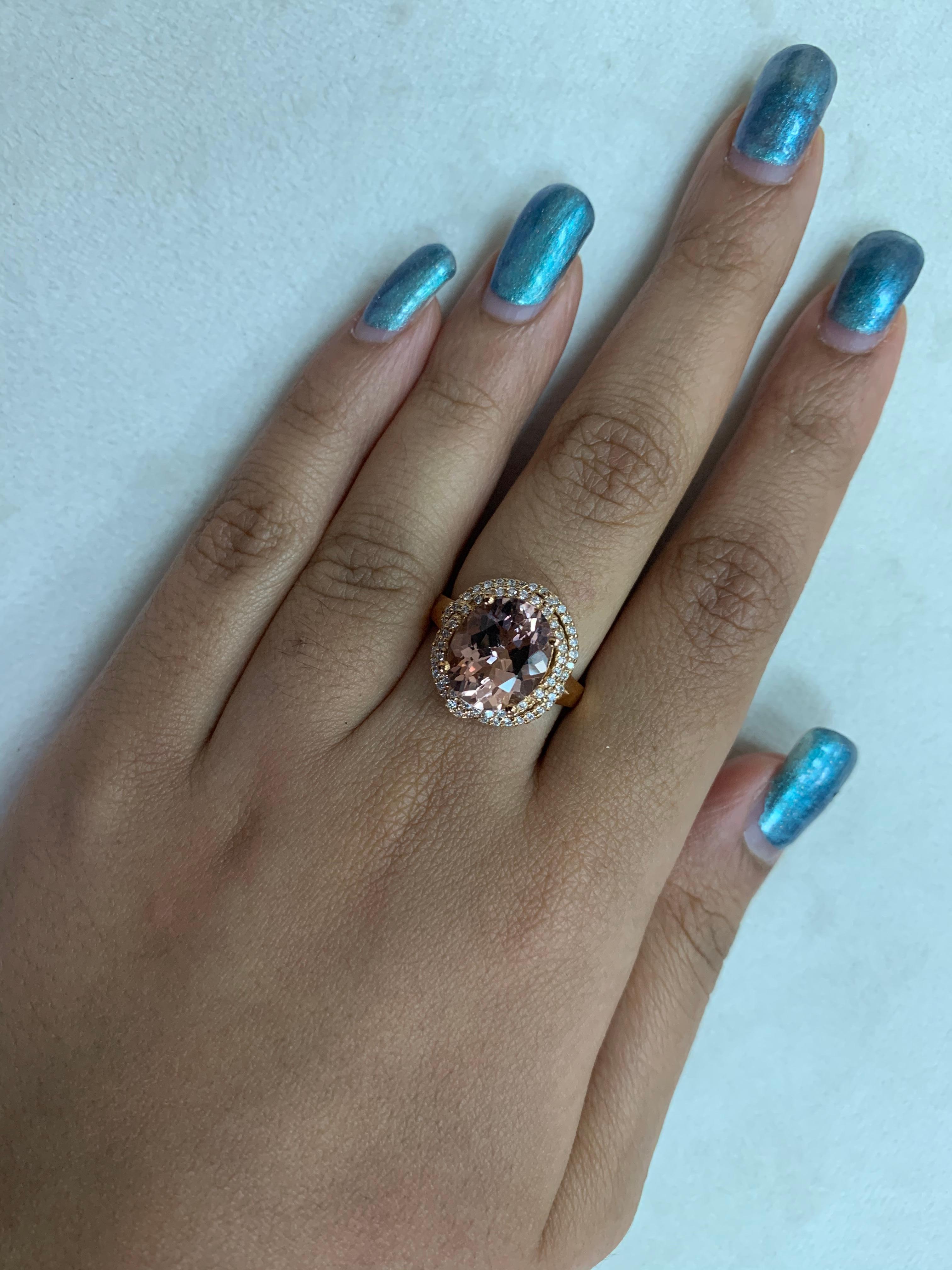 Diese Kollektion bietet eine Reihe von prächtigen Morganiten! Die mit Diamanten besetzten Ringe sind aus Roségold gefertigt und wirken klassisch und elegant. 

Klassischer Morganit-Ring aus 18 Karat Roségold mit Diamanten. 

Morganit: 4.11 Karat in