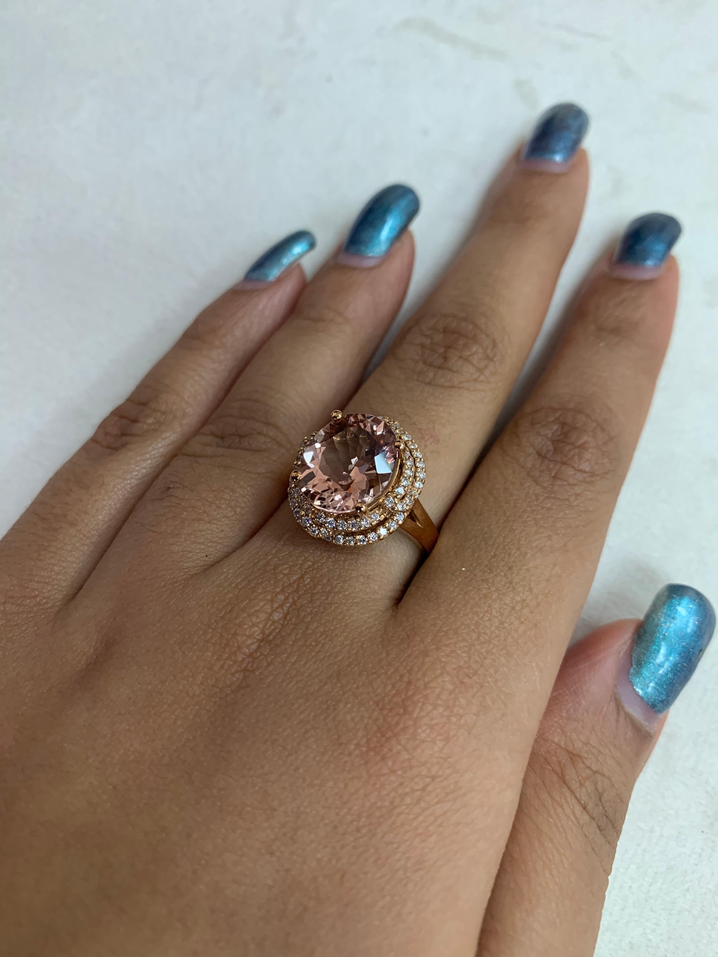 Sunita Nahata Ring aus 18 Karat Roségold mit 4,10 Karat Morganit und Diamanten (Ovalschliff) im Angebot