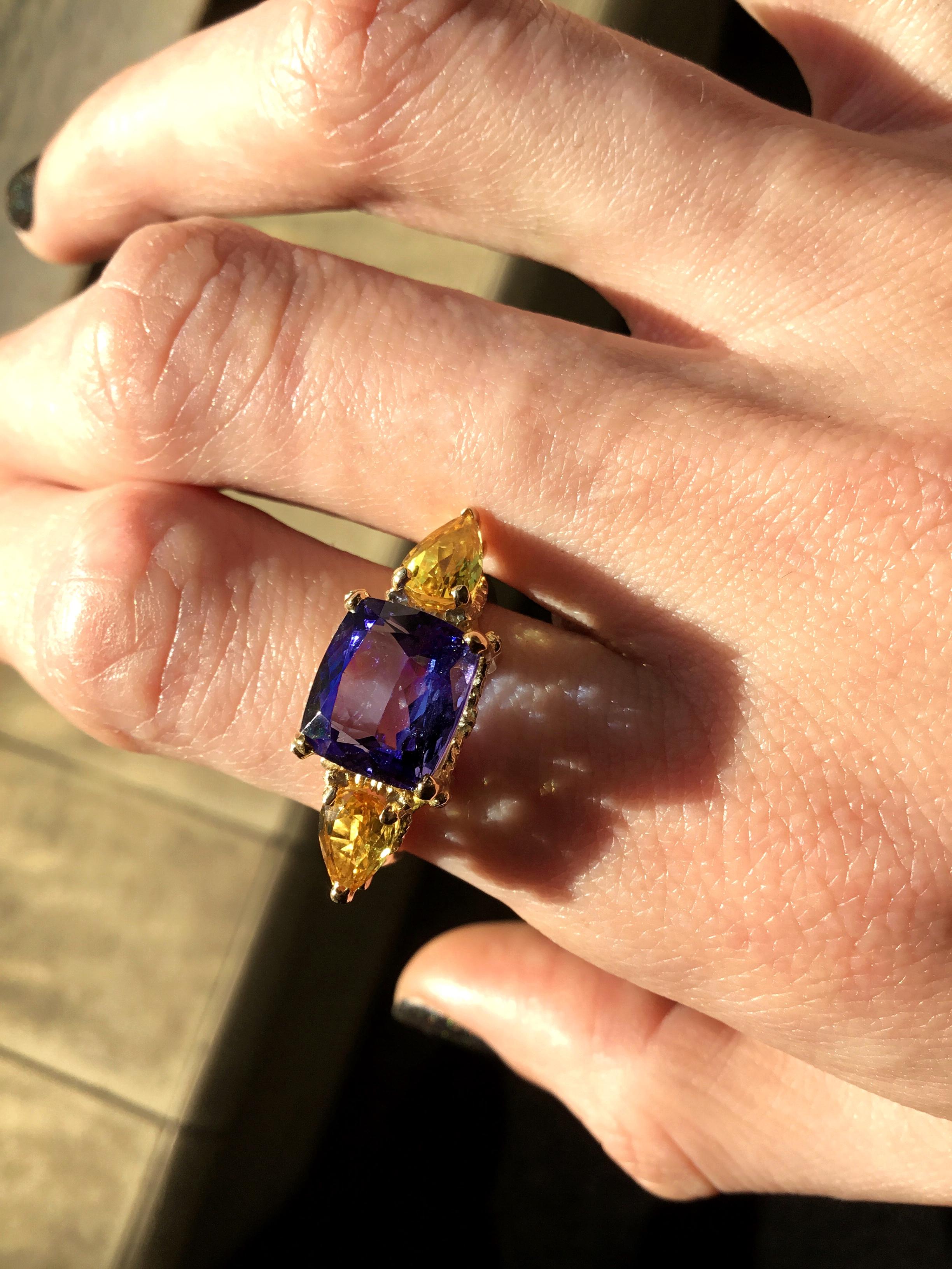 Starry Night Ring in 18 Karat Yellow Gold, Tanzanite and Yellow Sapphires In New Condition In Melbourne, Vic