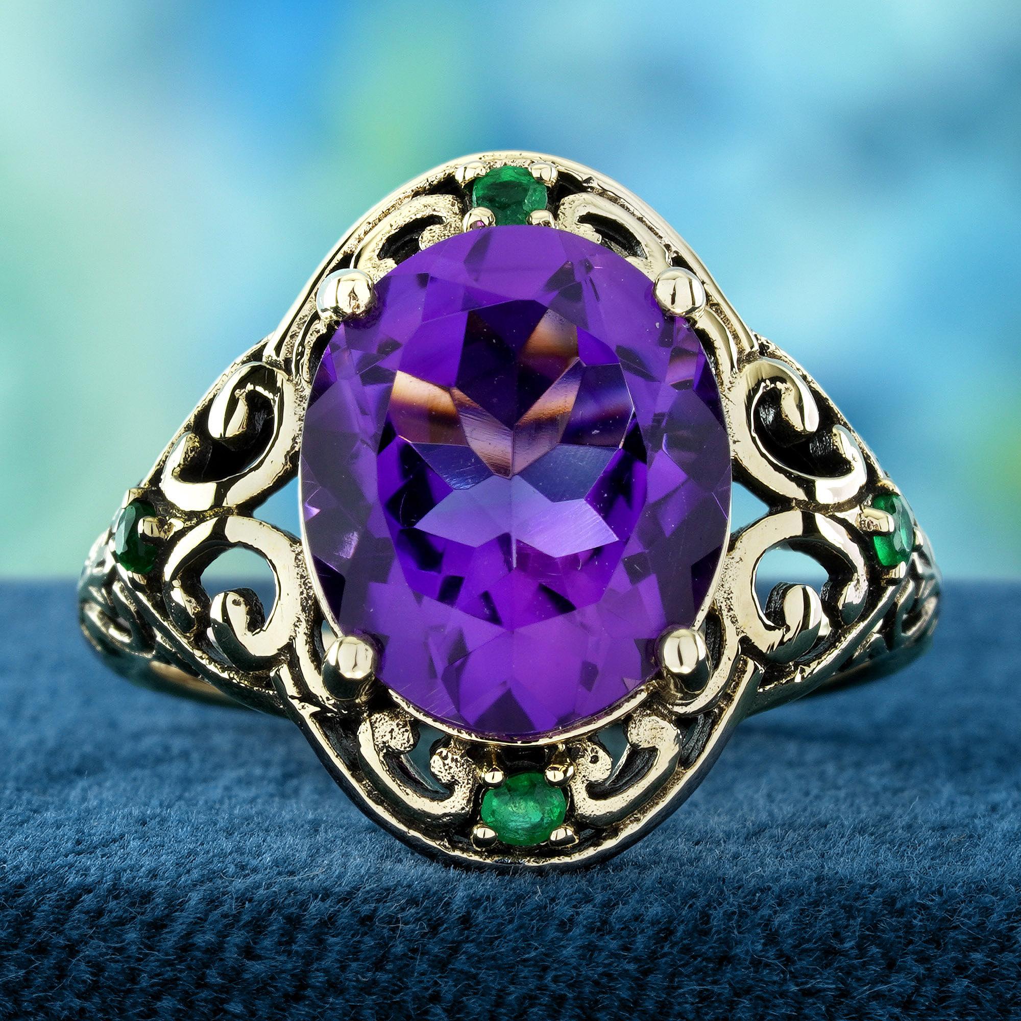 Setzen Sie ein kühnes und zugleich elegantes Zeichen mit diesem 4,1-karätigen Schmuckstück. Natürlicher Amethyst Smaragd Vintage Style Filigraner Ring. Das Herzstück dieses atemberaubenden Schmuckstücks ist ein natürlicher Amethyst im Ovalschliff,