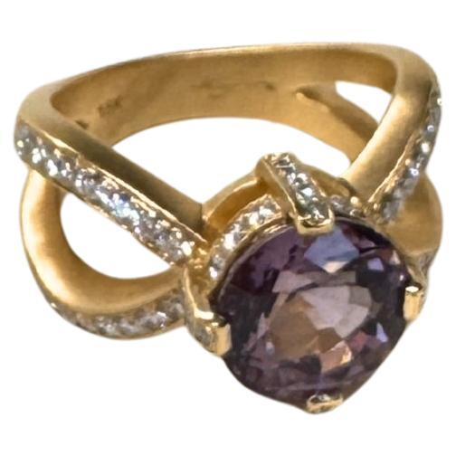 4,1 ct Spinelle mauve et diamant Bague en or 18 carats à pans coupés en vente